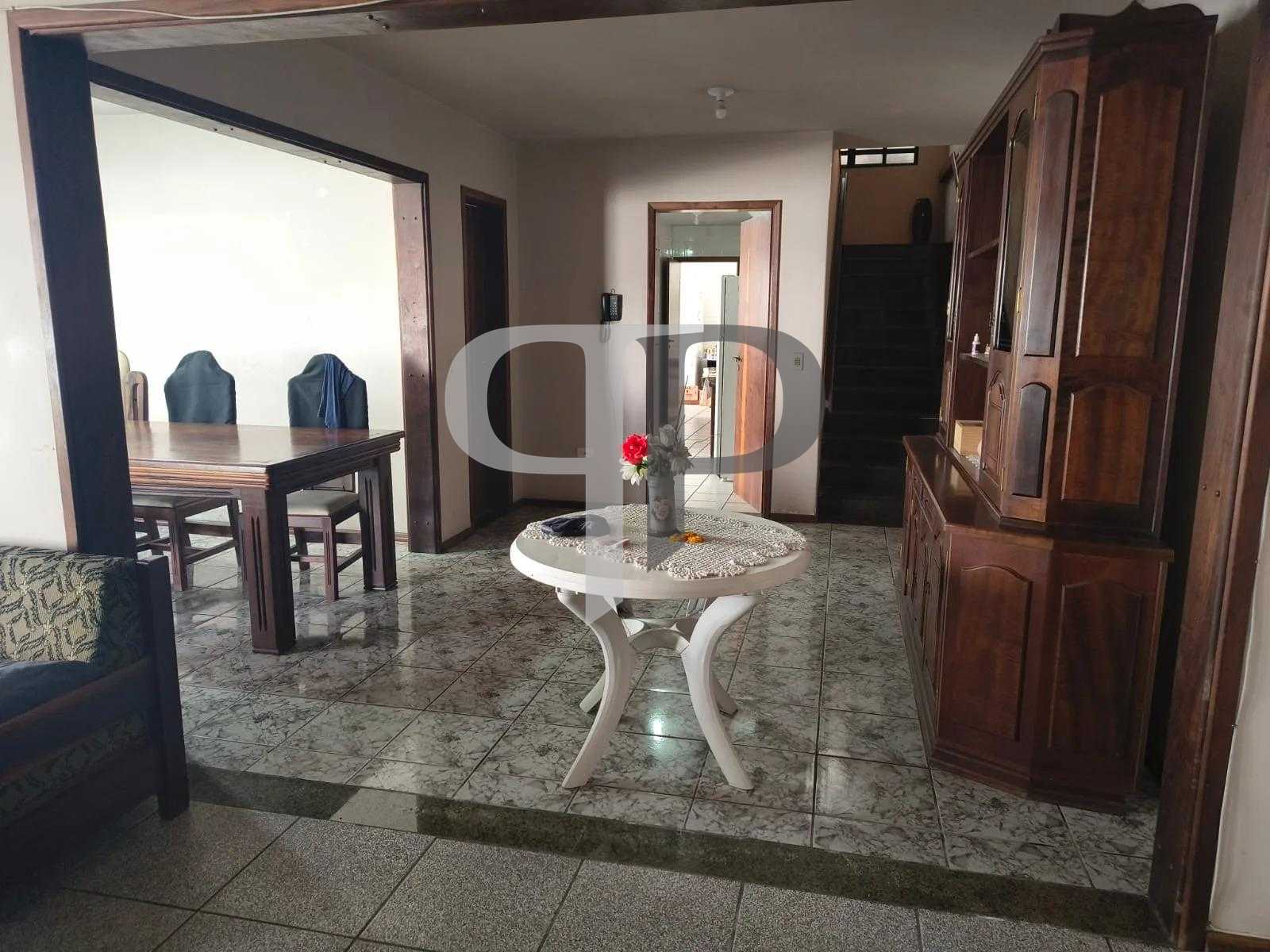 Sobrado com amplo terreno e potencial comercial na Av. Maringá...