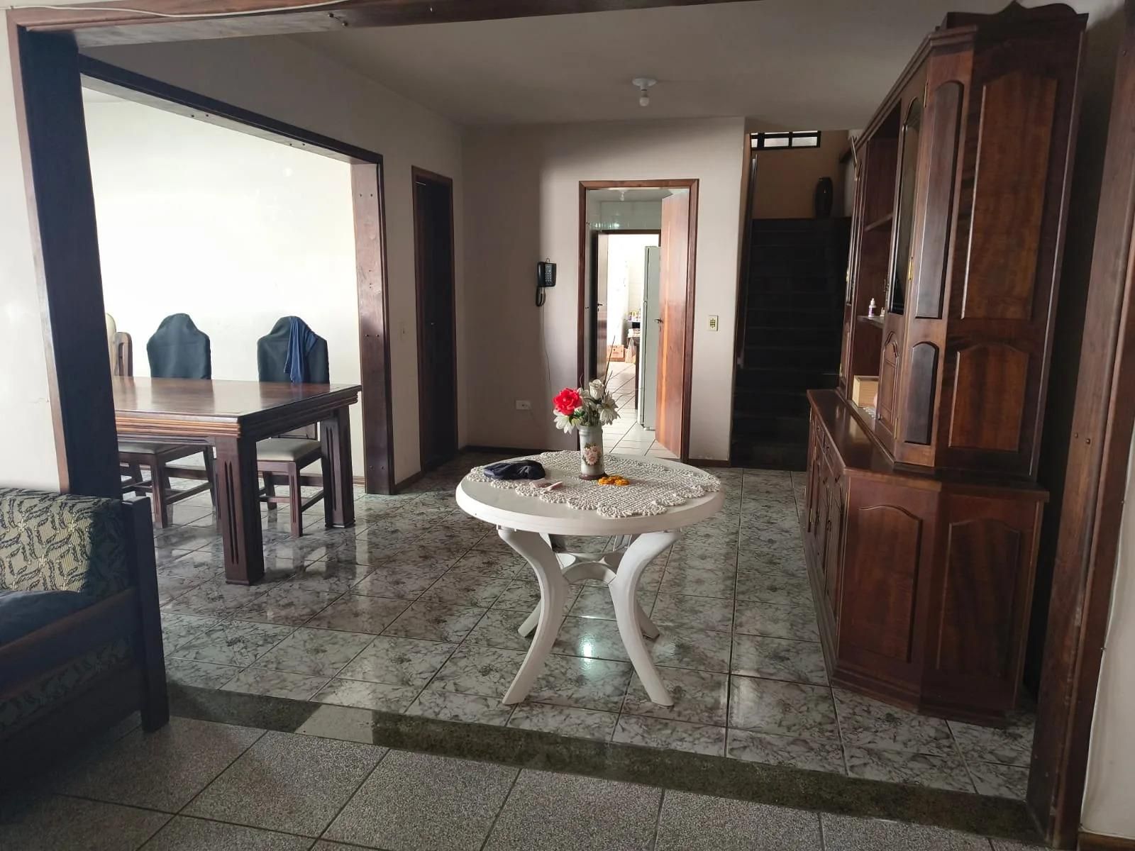 Sobrado com amplo terreno e potencial comercial na Av. Maringá...