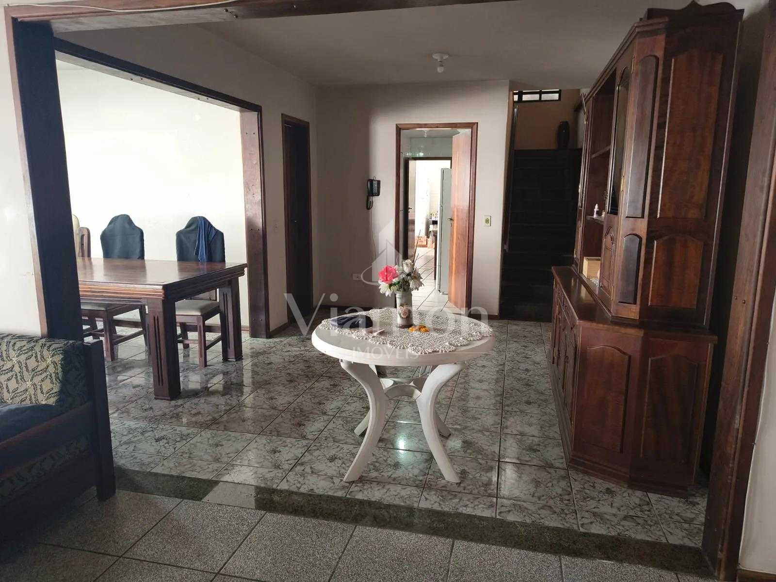 Sobrado com amplo terreno e potencial comercial na Av. Maringá...