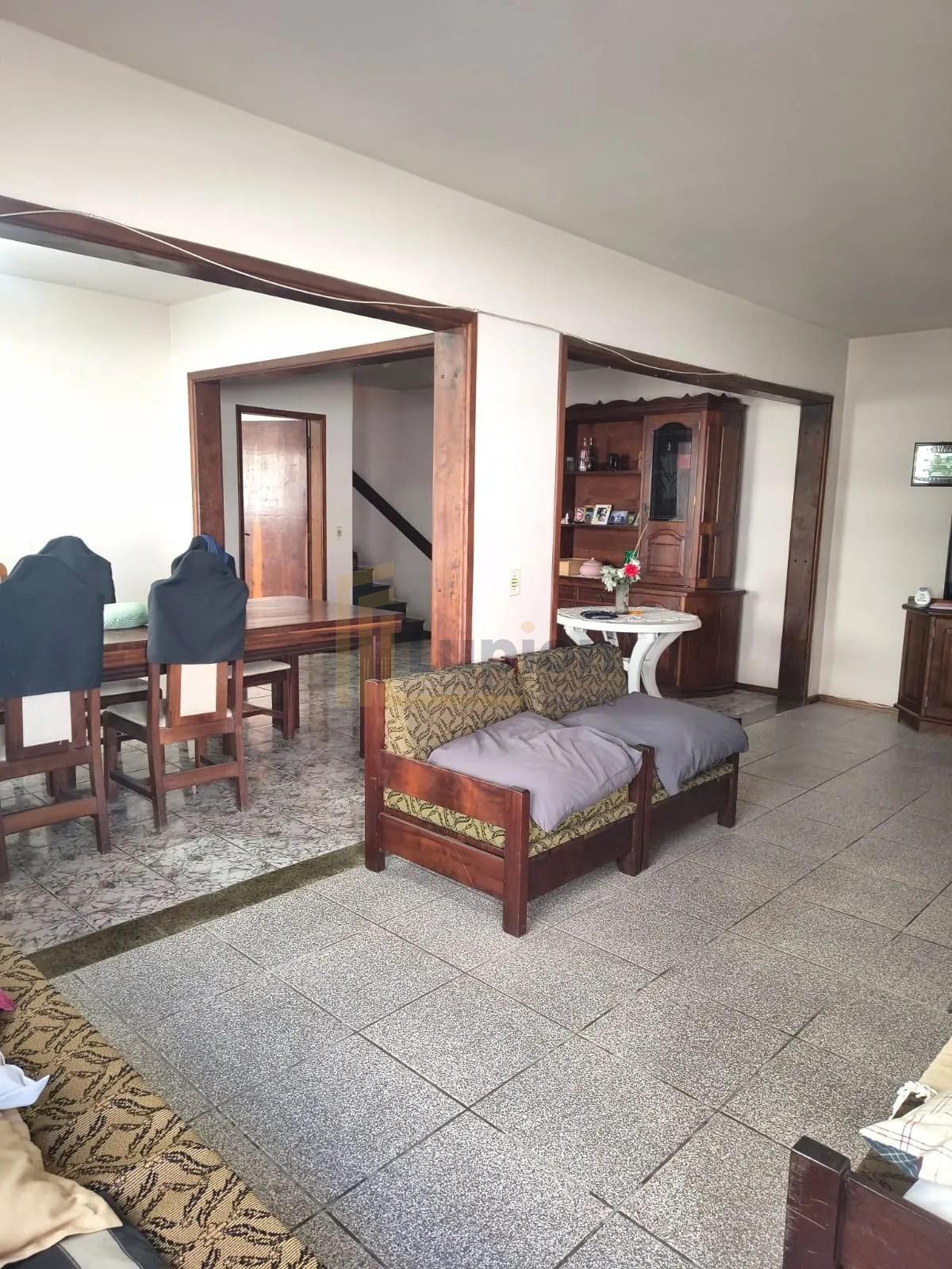 Sobrado com amplo terreno e potencial comercial na Av. Maringá...