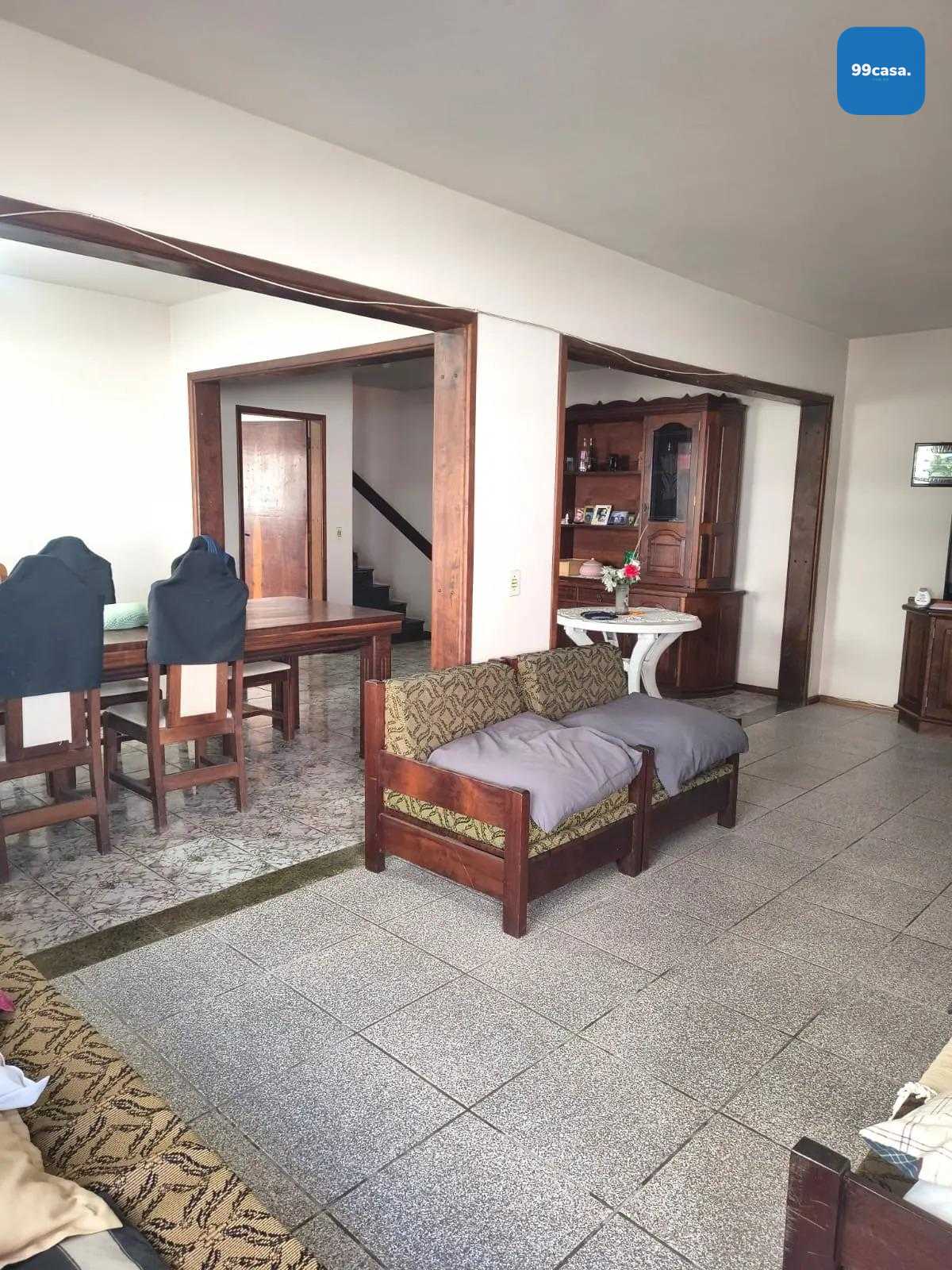 Sobrado com amplo terreno e potencial comercial na Av. Maringá...