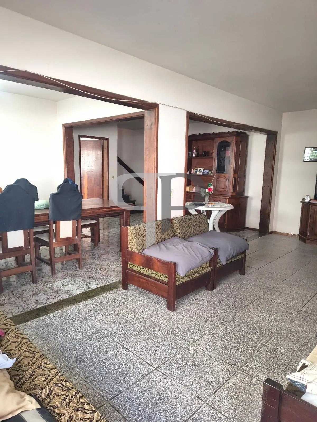 Sobrado com amplo terreno e potencial comercial na Av. Maringá...