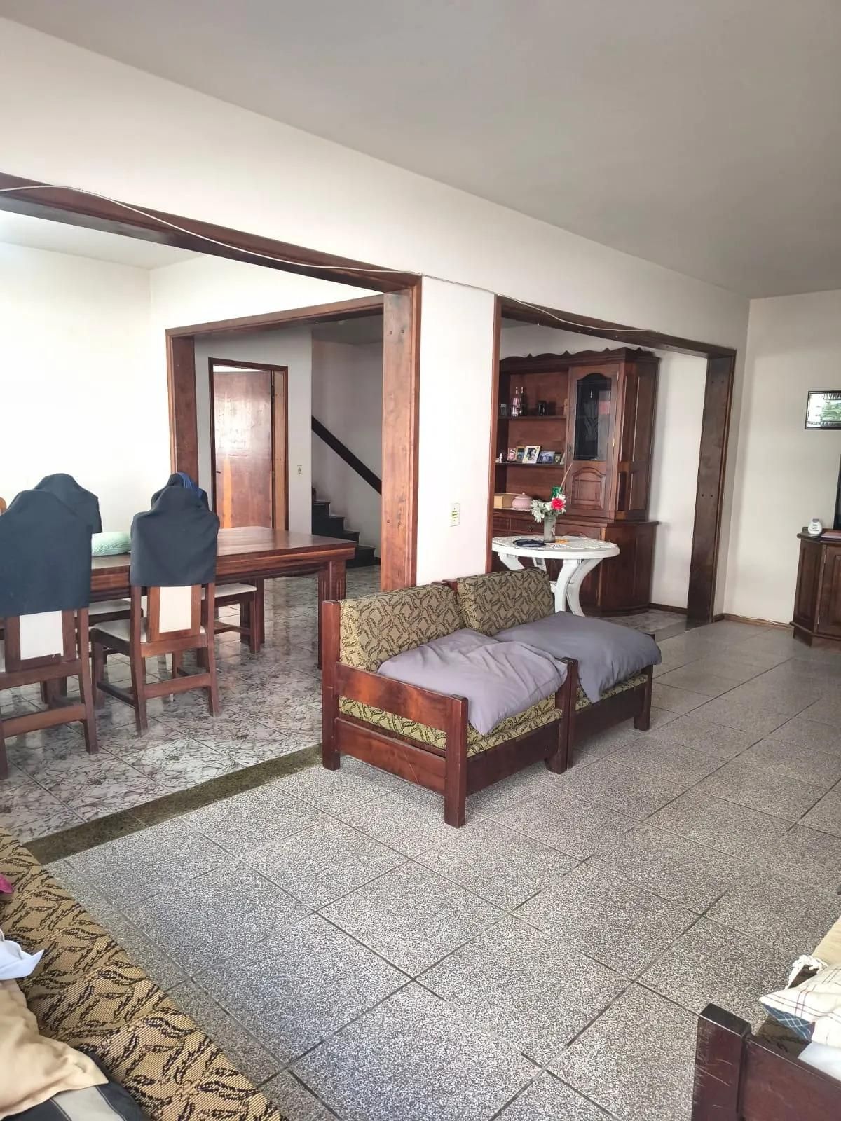 Sobrado com amplo terreno e potencial comercial na Av. Maringá...