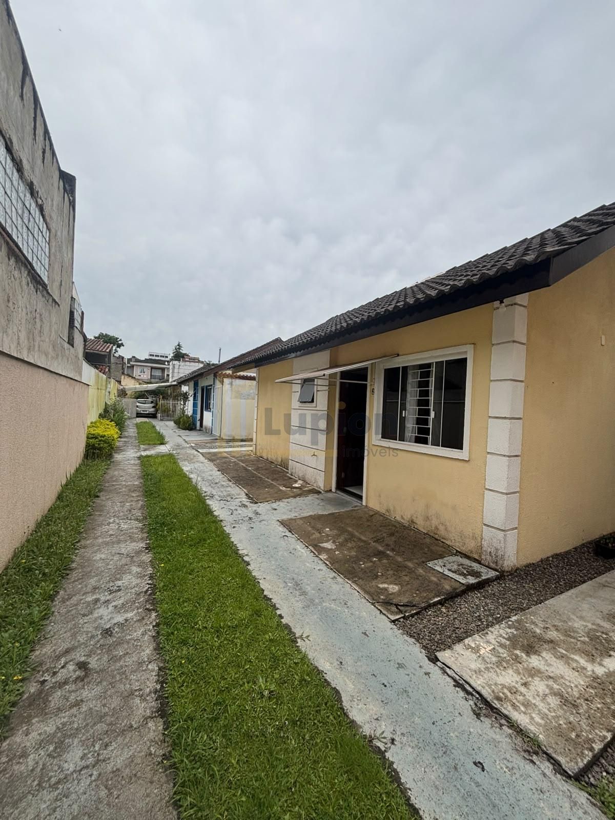 Casa à venda no Bairro Alto! Sala e cozinha conjugadas, 2 quar...