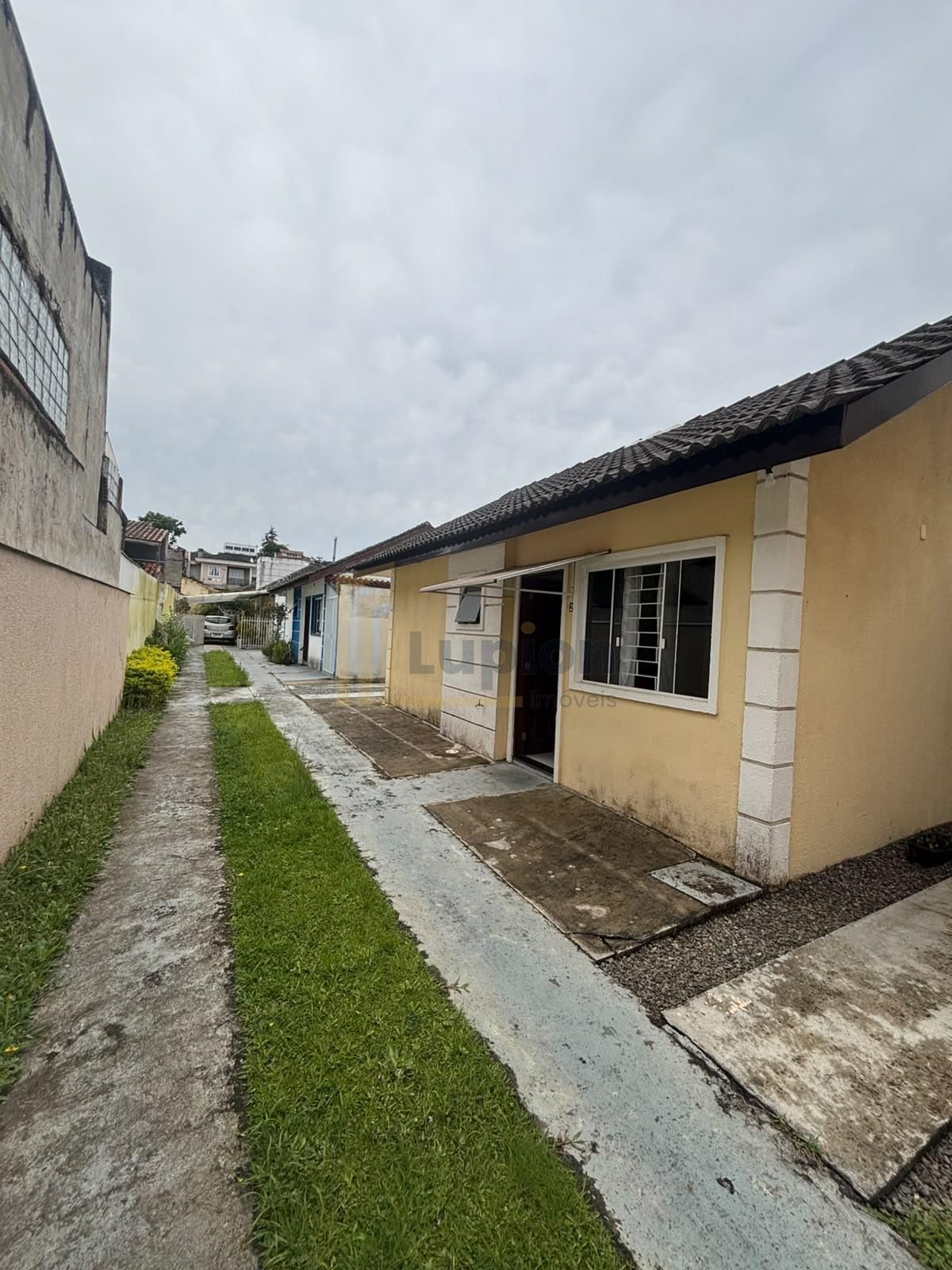 Casa à venda no Bairro Alto! Sala e cozinha conjugadas, 2 quar...