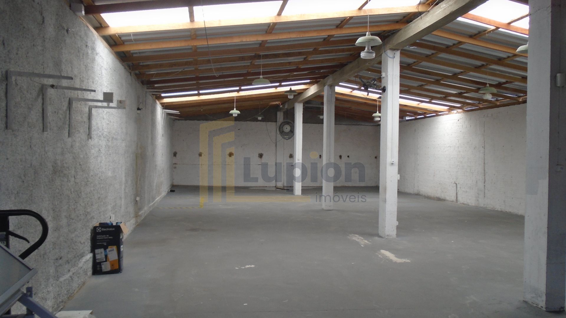 Excelente barracão 380m2, terreno 500 m2, regiao alta R  750 m...