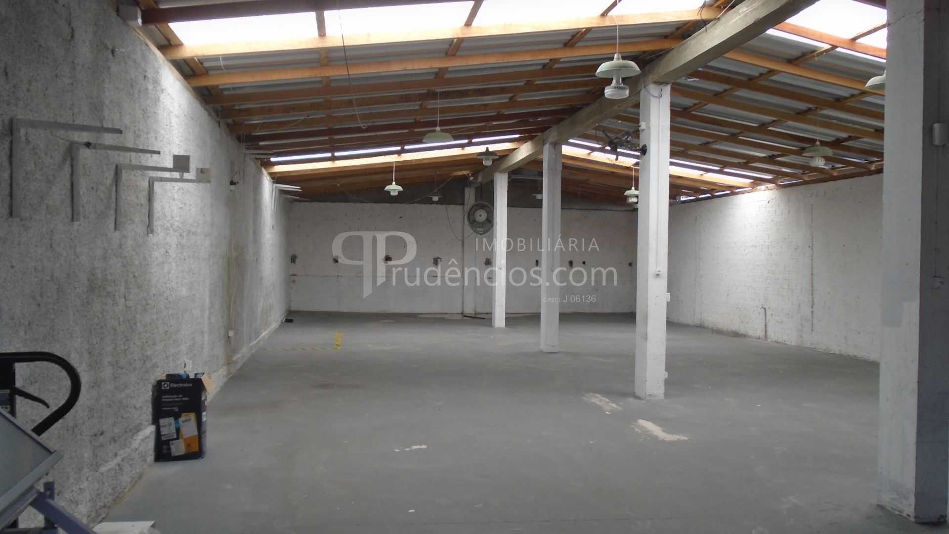 Excelente barracão 380m2, terreno 500 m2, regiao alta R  750 m...