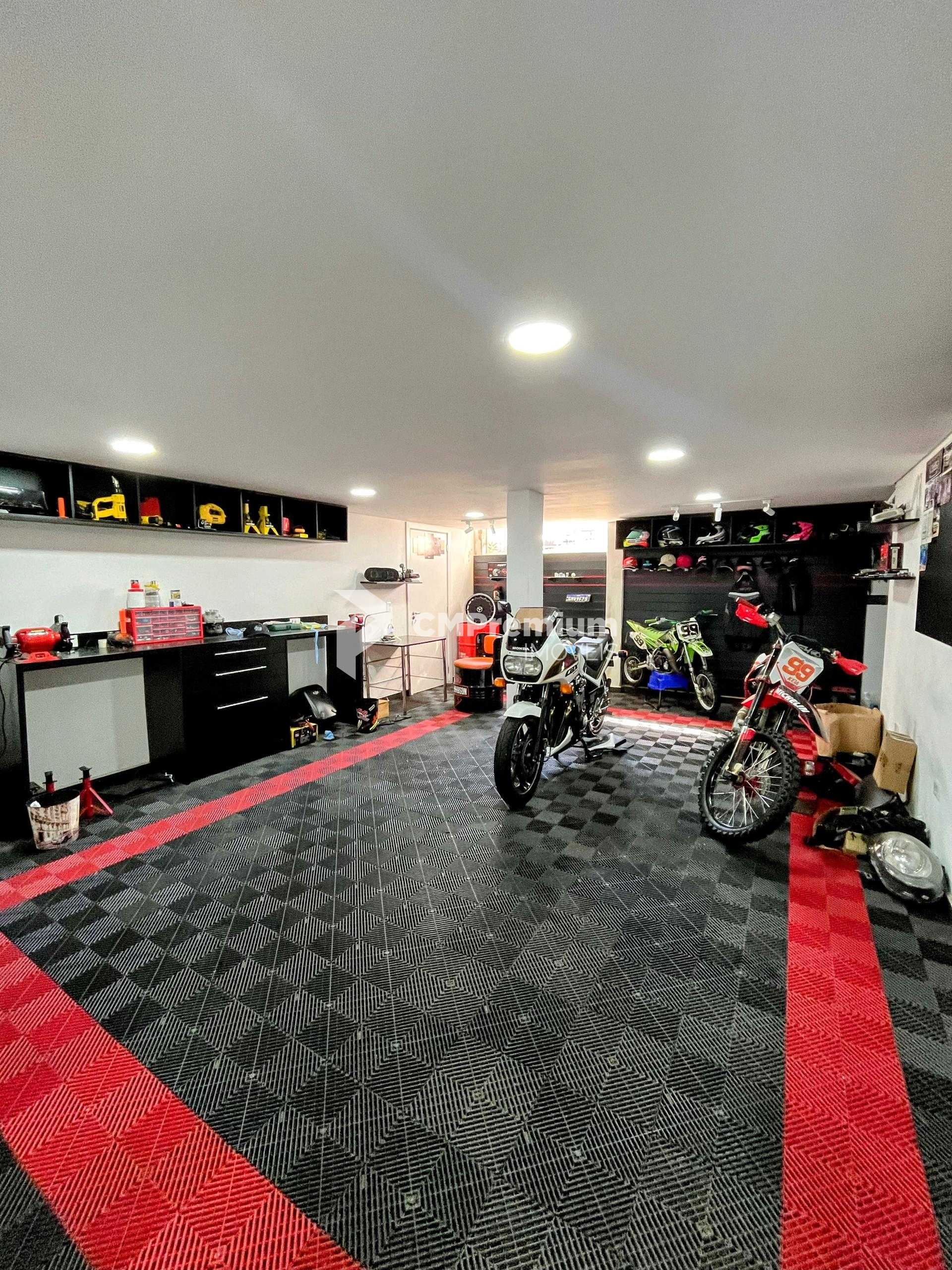 Bela Casa com 480 m  privativos no Boqueirão e ainda com porte...