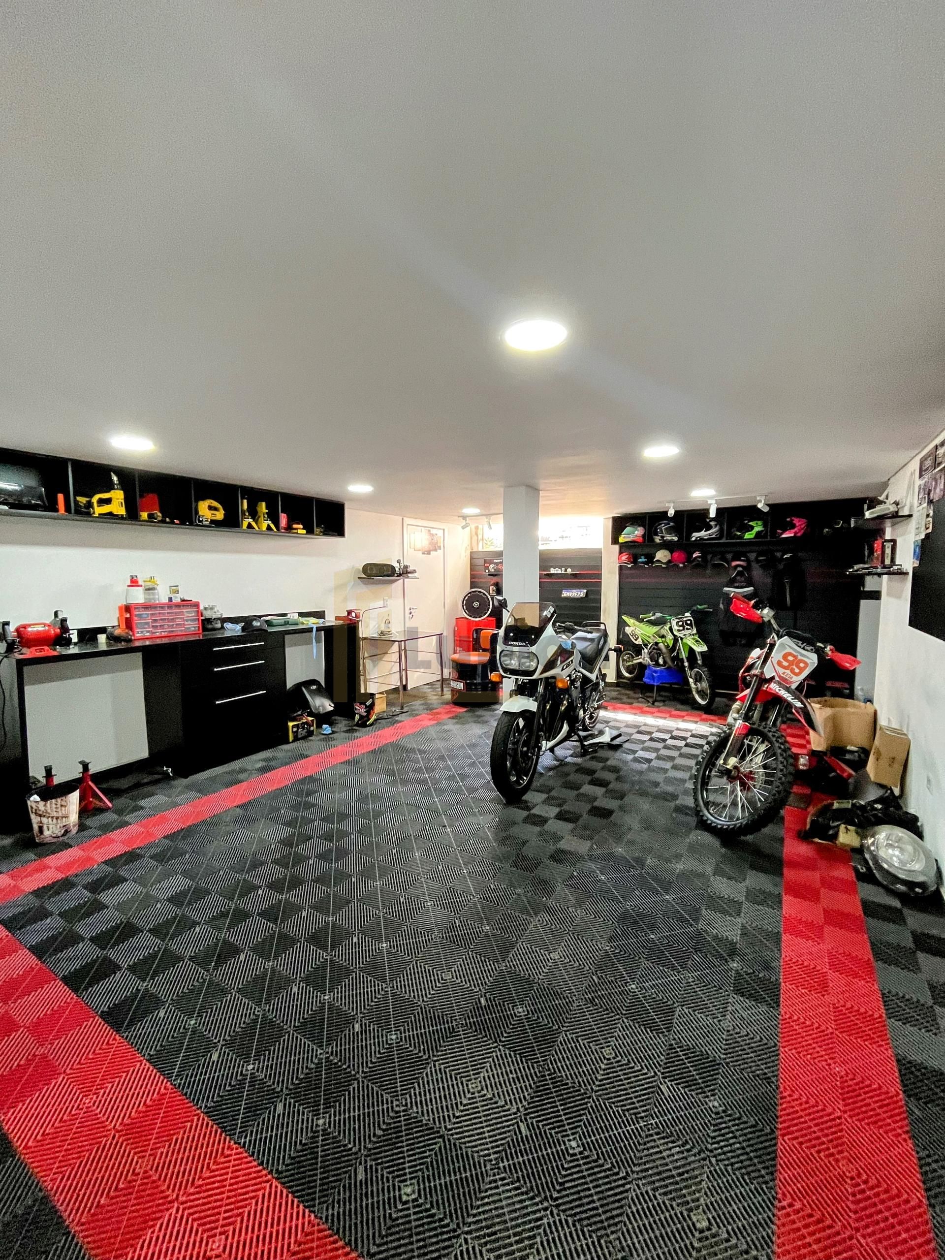 Bela Casa com 480 m  privativos no Boqueirão e ainda com porte...