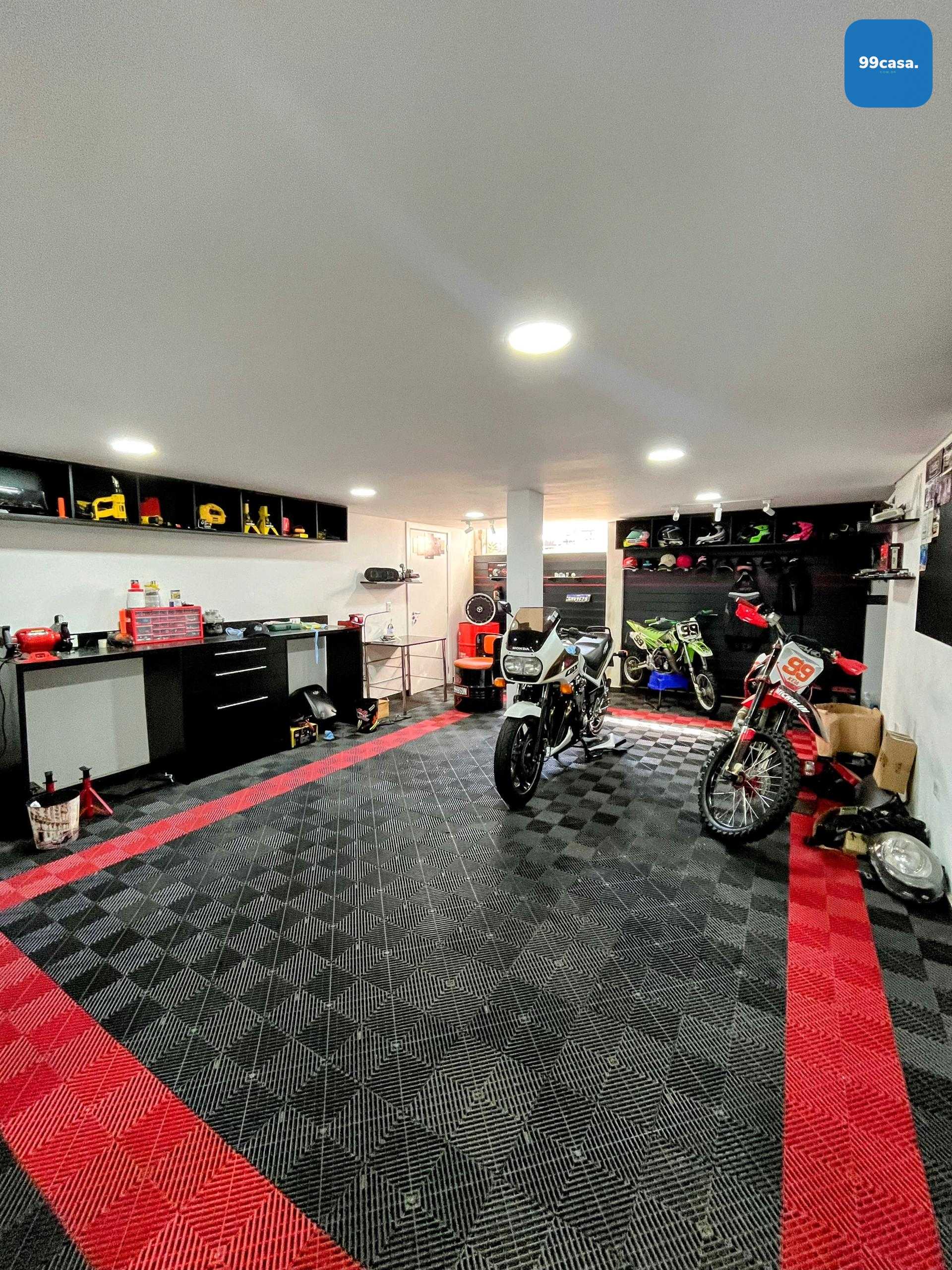 Bela Casa com 480 m  privativos no Boqueirão e ainda com porte...
