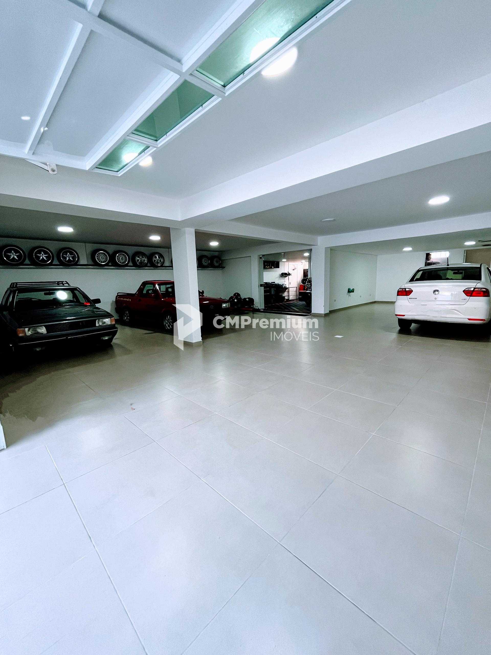 Bela Casa com 480 m  privativos no Boqueirão e ainda com porte...