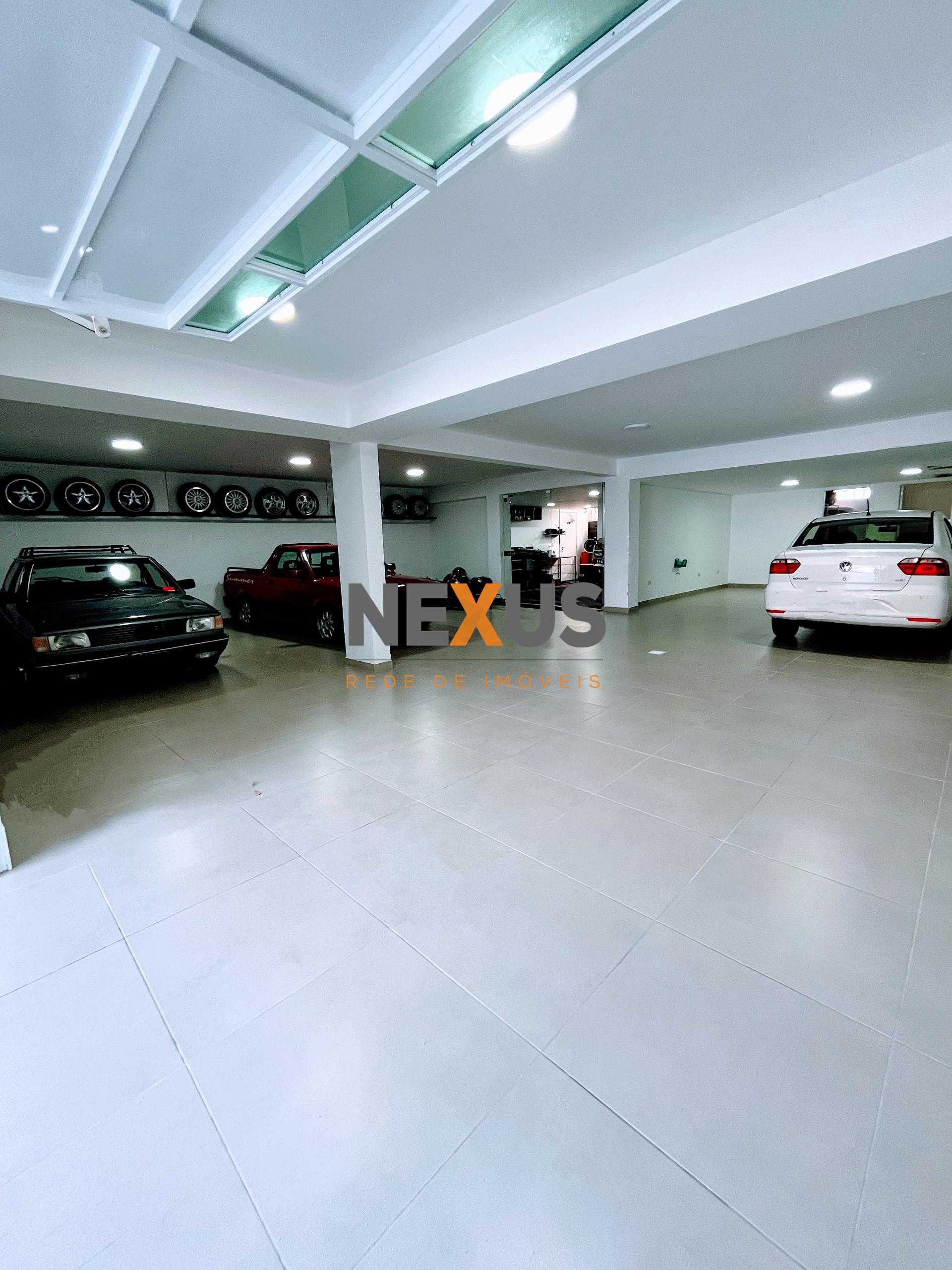 Bela Casa com 480 m  privativos no Boqueirão e ainda com porte...