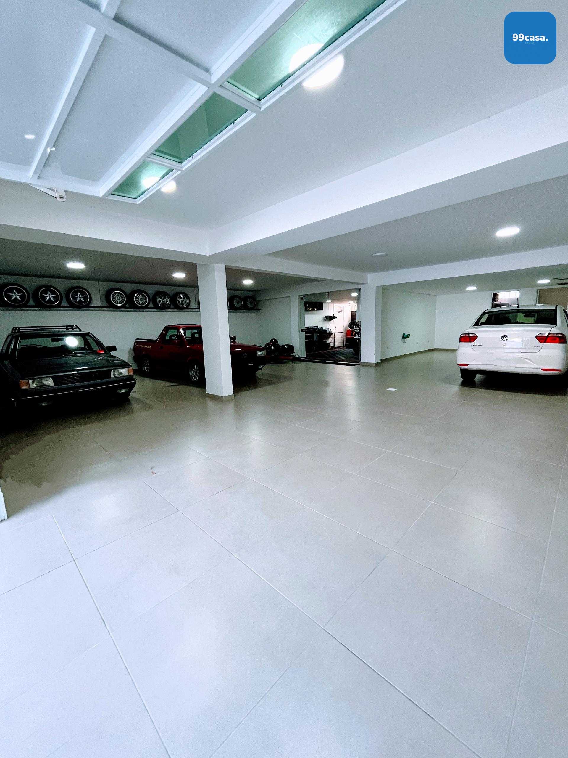Bela Casa com 480 m  privativos no Boqueirão e ainda com porte...