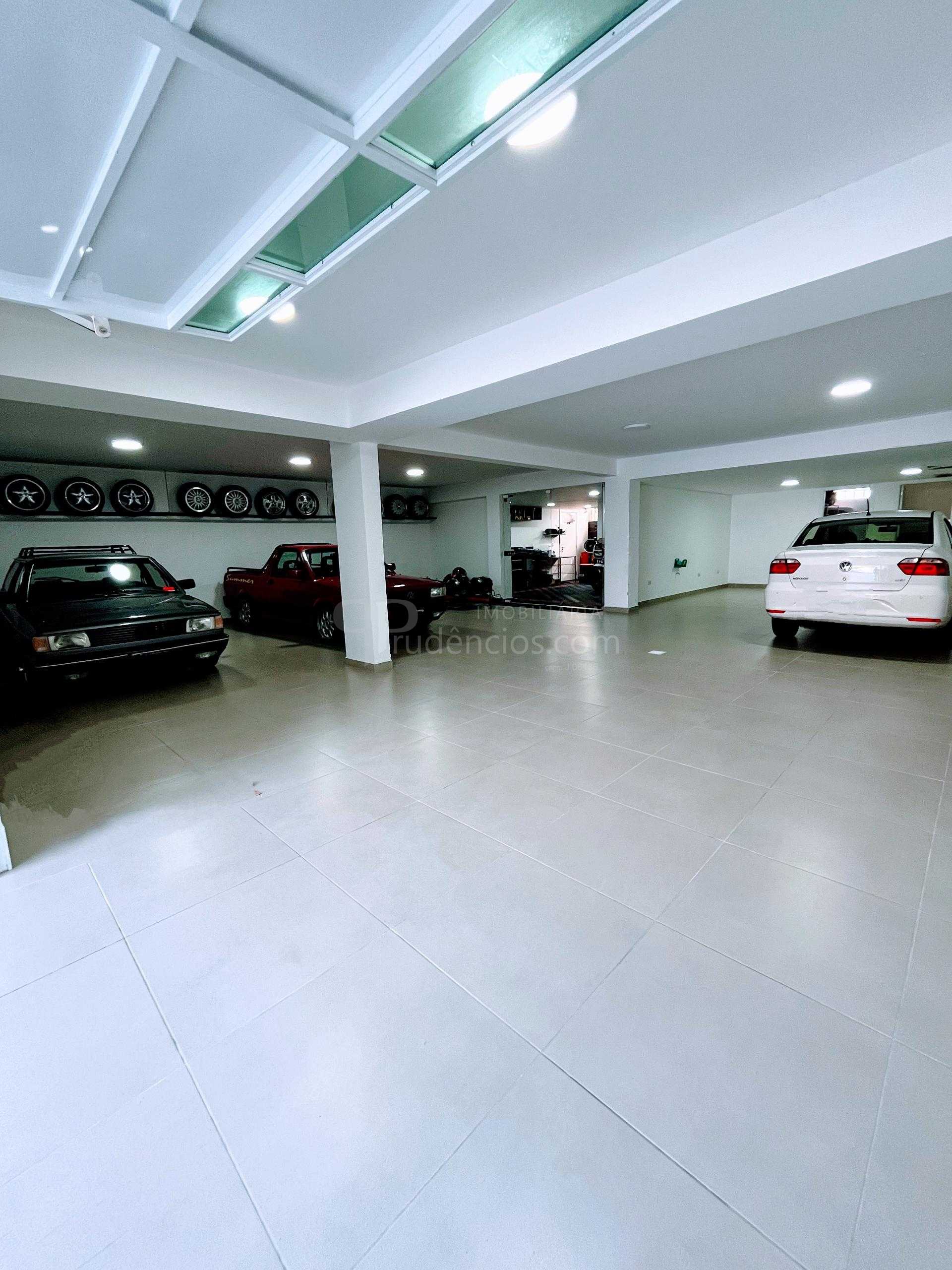 Bela Casa com 480 m  privativos no Boqueirão e ainda com porte...