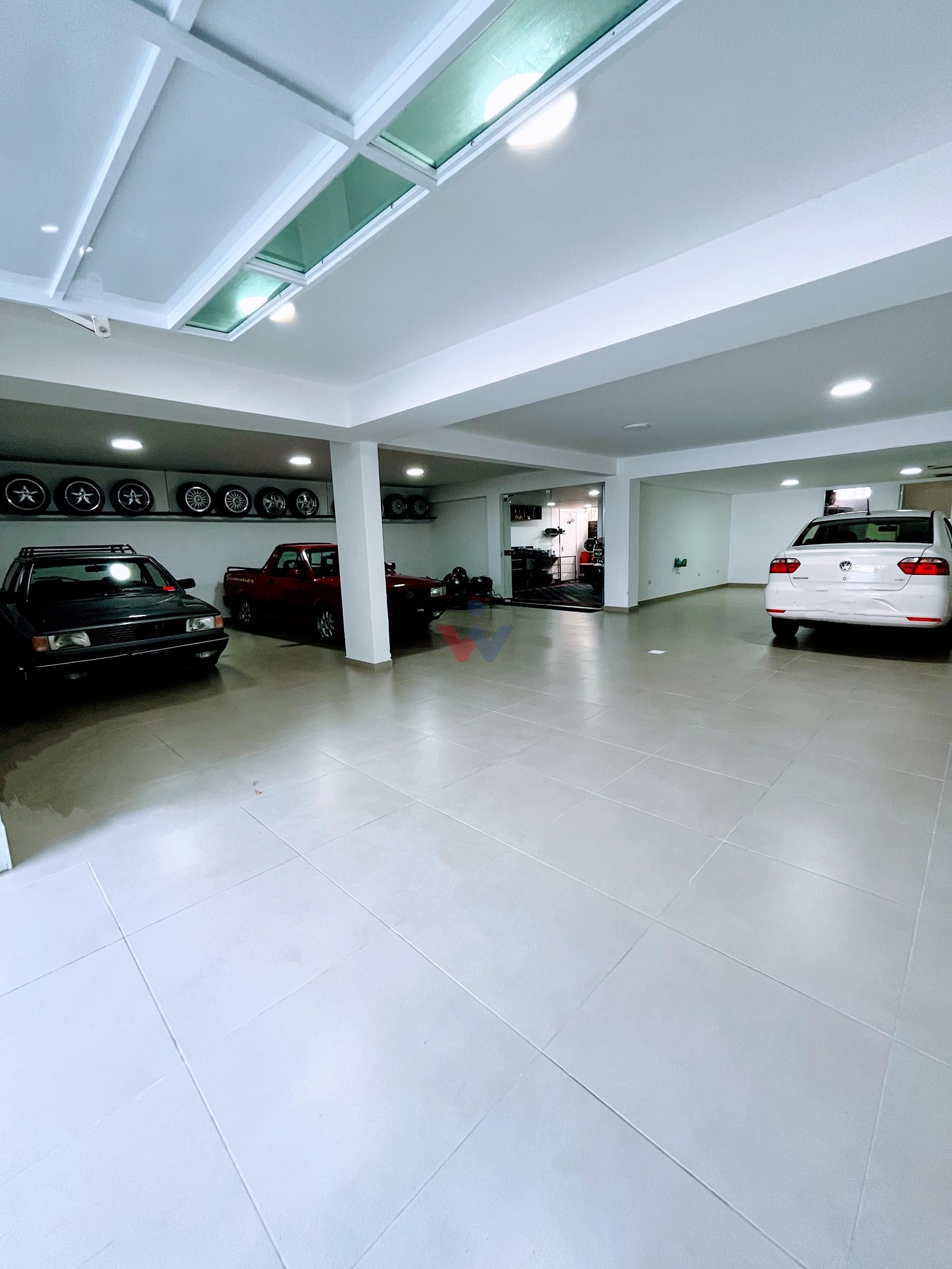 Bela Casa com 480 m  privativos no Boqueirão e ainda com porte...