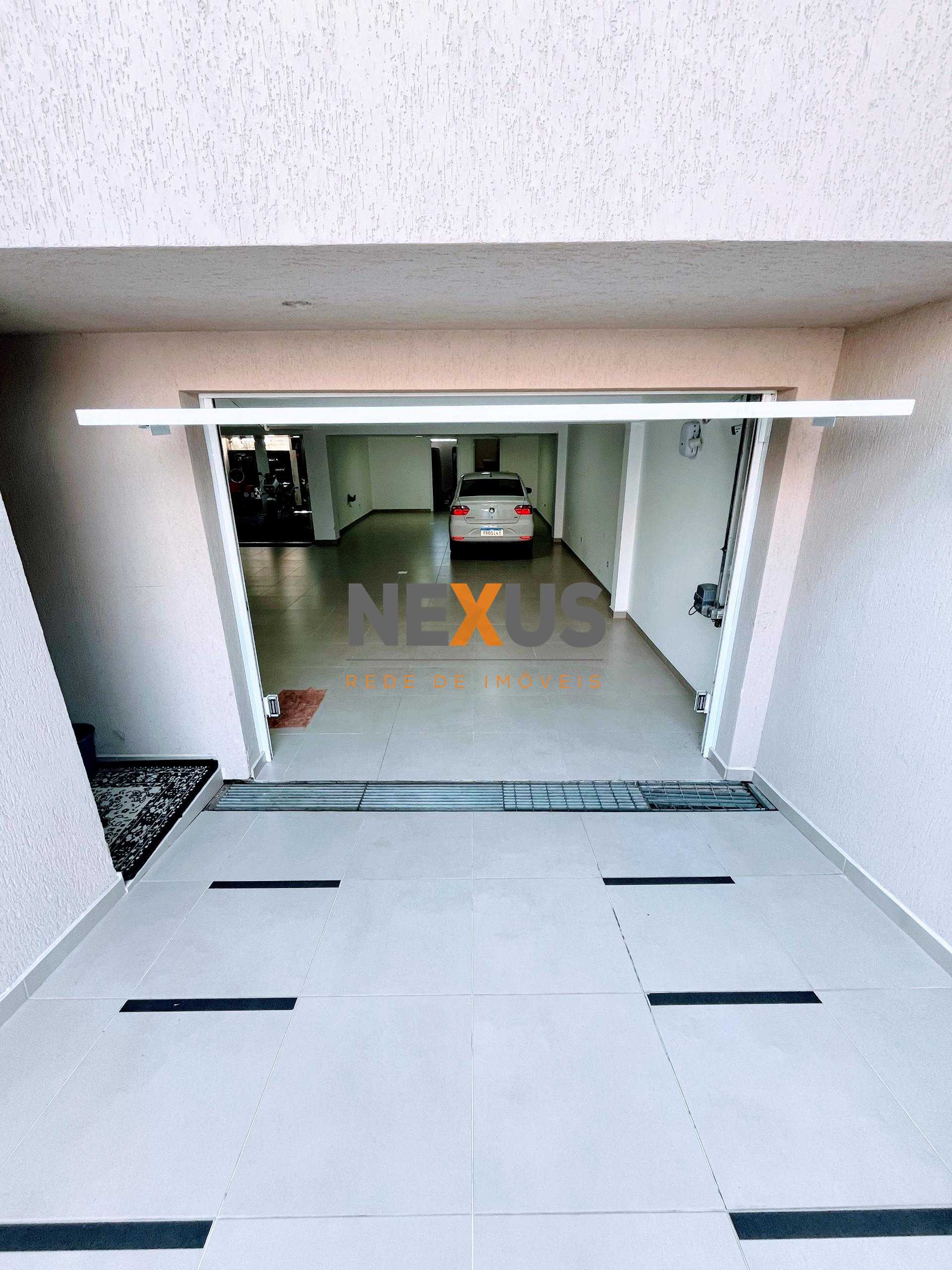 Bela Casa com 480 m  privativos no Boqueirão e ainda com porte...