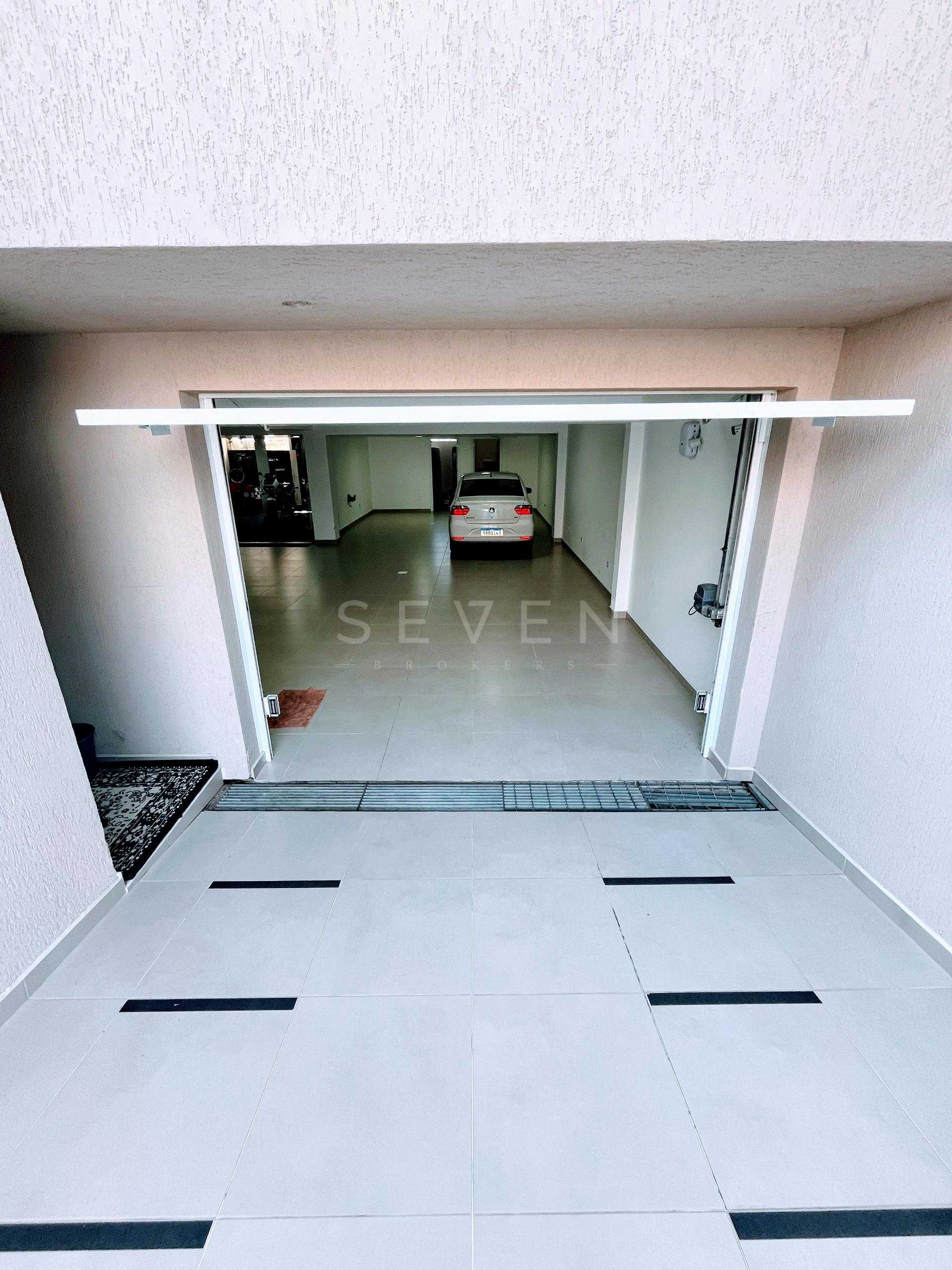 Bela Casa com 480 m  privativos no Boqueirão e ainda com porte...