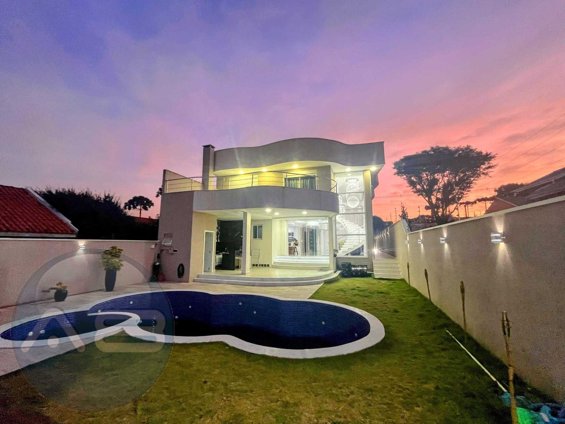 Bela Casa com 480 m  privativos no Boqueirão e ainda com porte...