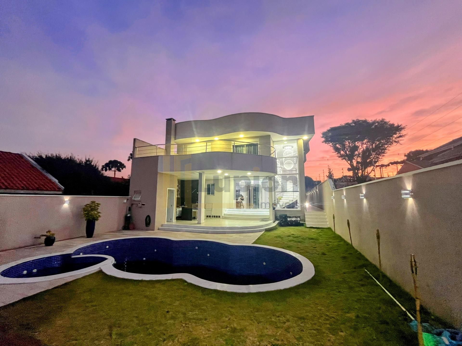 Linda Casa de 300m  com Ed?cula e Sal?o de Festas  Excelente L...