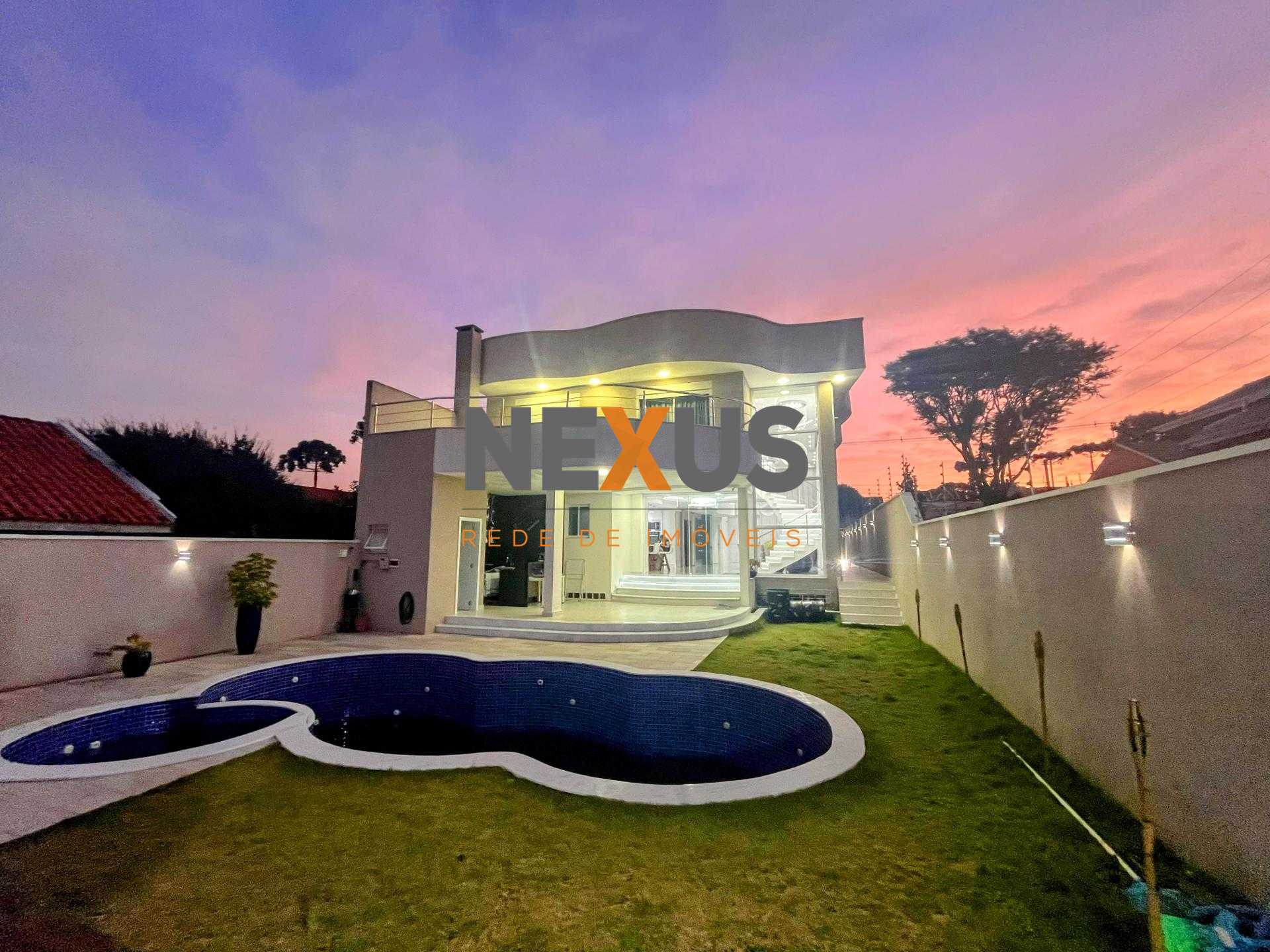 Bela Casa com 480 m  privativos no Boqueirão e ainda com porte...