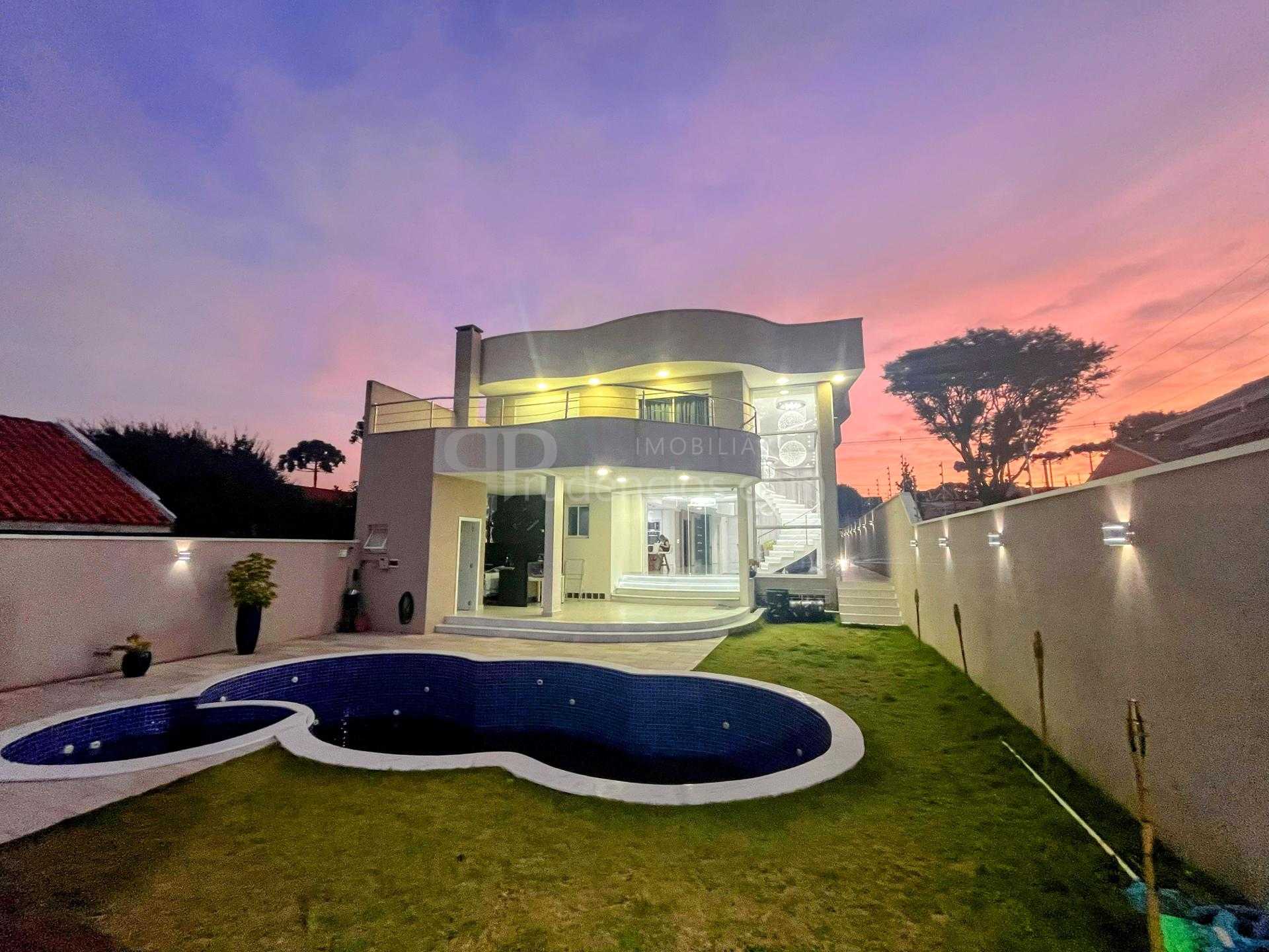 Bela Casa com 480 m  privativos no Boqueirão e ainda com porte...