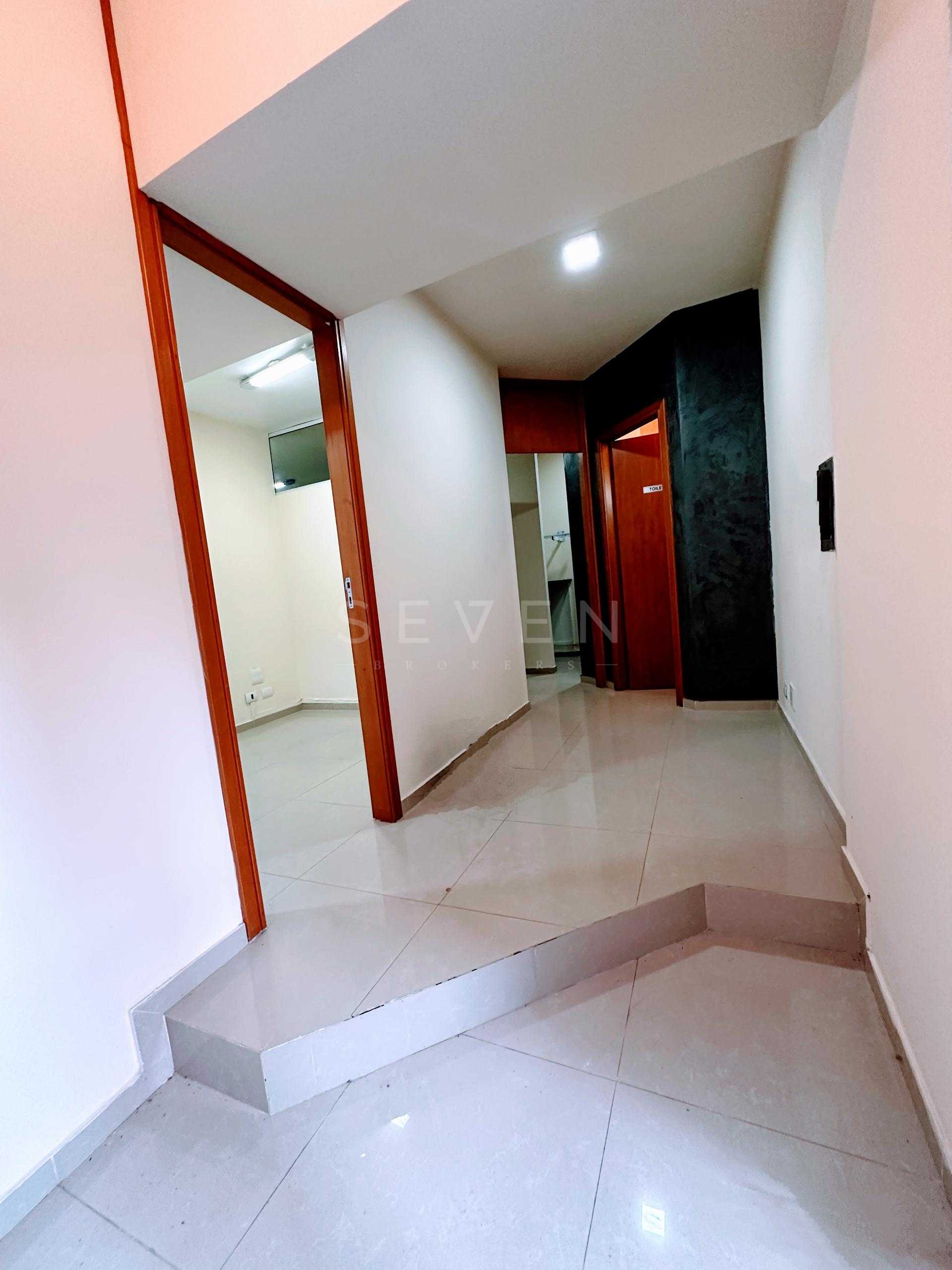 Sobreloja com 4 amplas salas  a 1 quadra do Shopping Curitiba