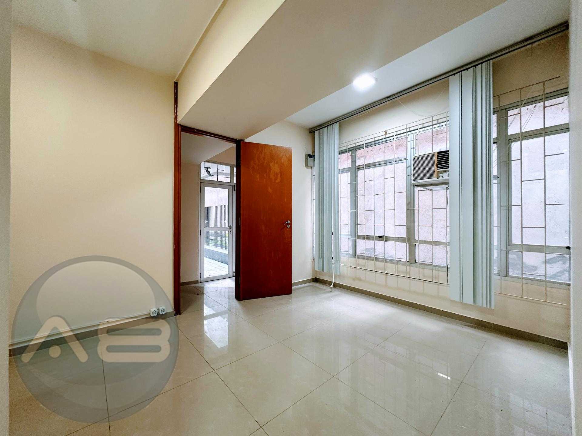 Sobreloja com 4 amplas salas  a 1 quadra do Shopping Curitiba