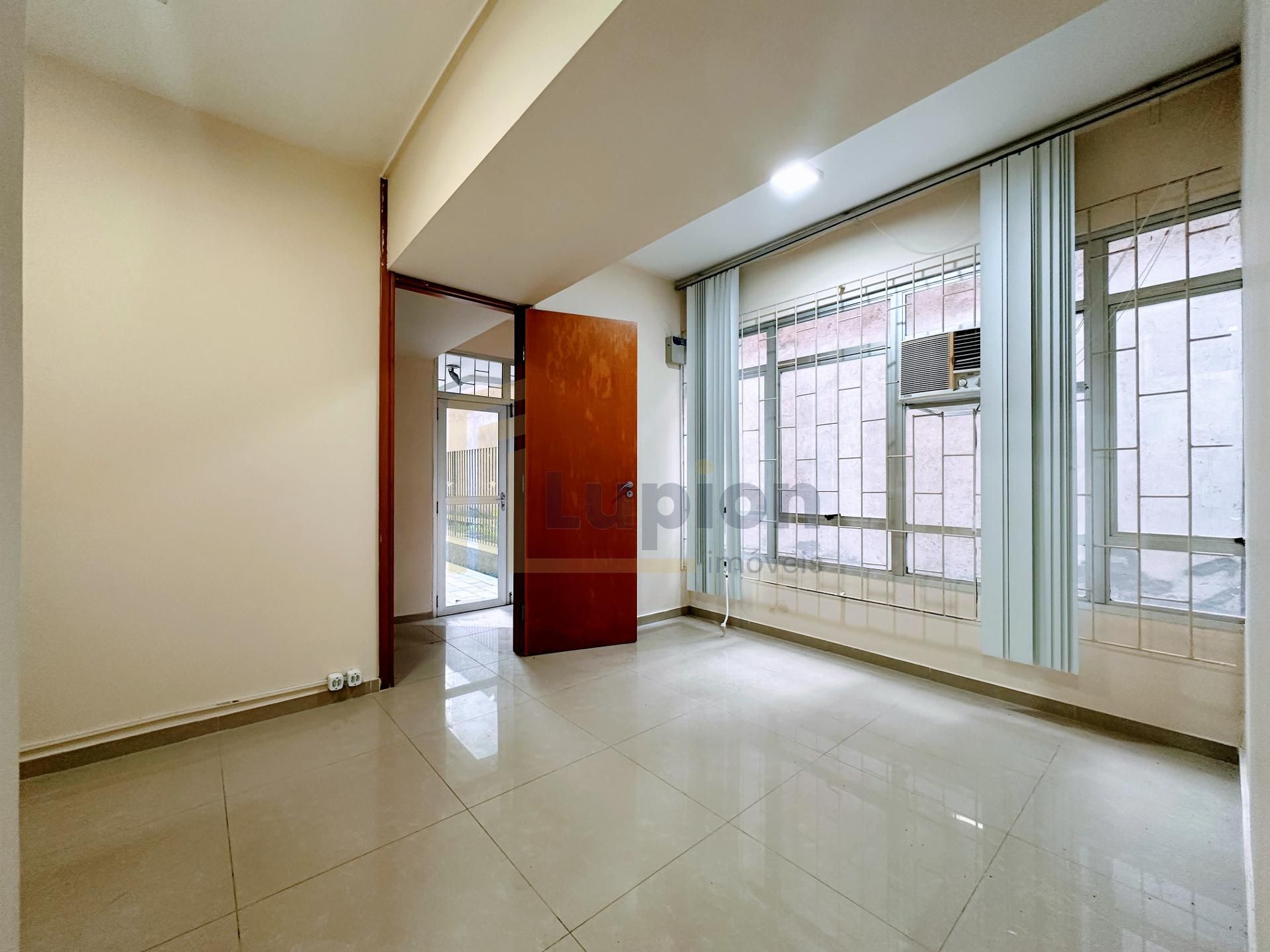 Sobreloja com 4 amplas salas  a 1 quadra do Shopping Curitiba