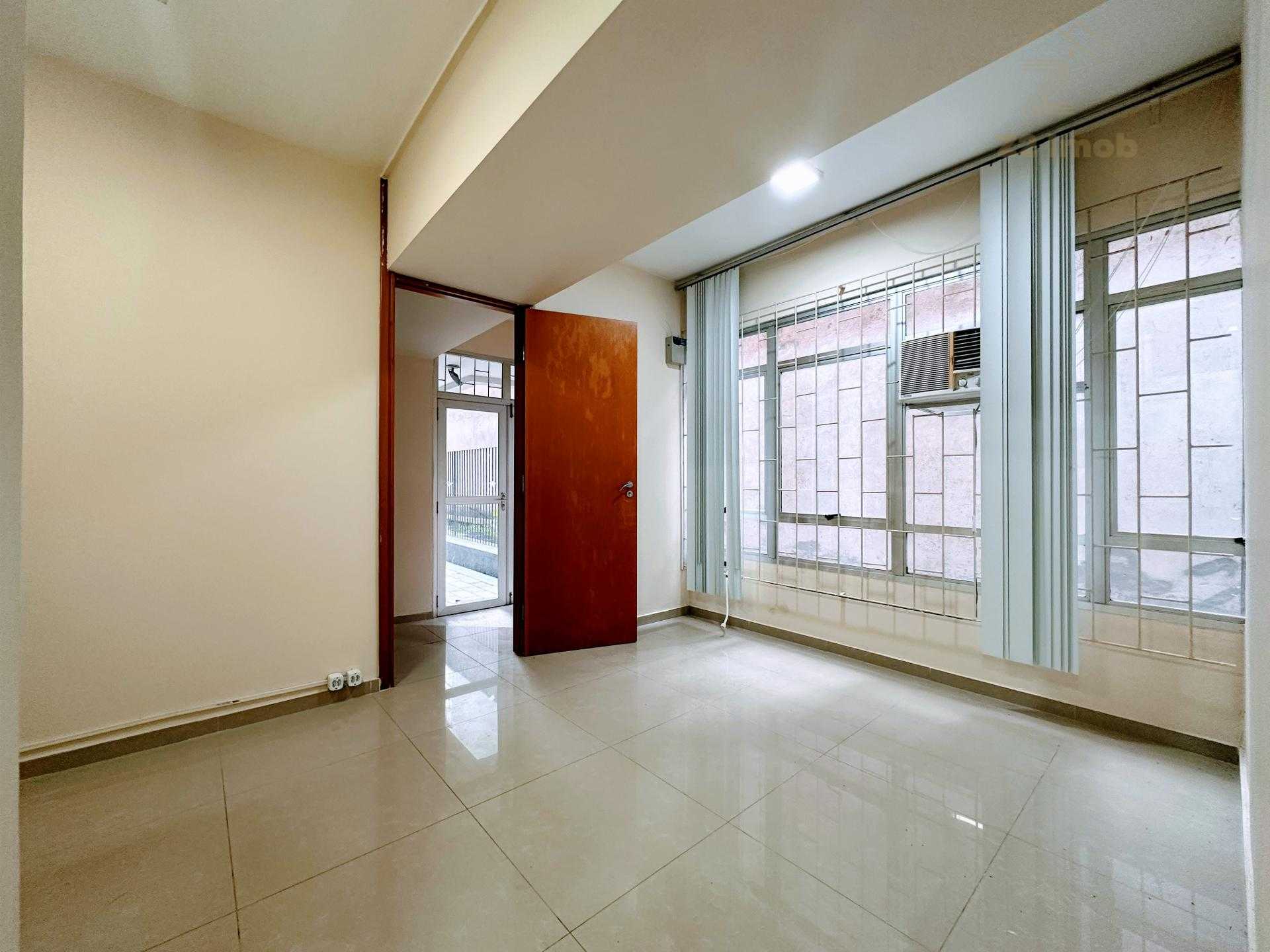 Sobreloja com 4 amplas salas  a 1 quadra do Shopping Curitiba