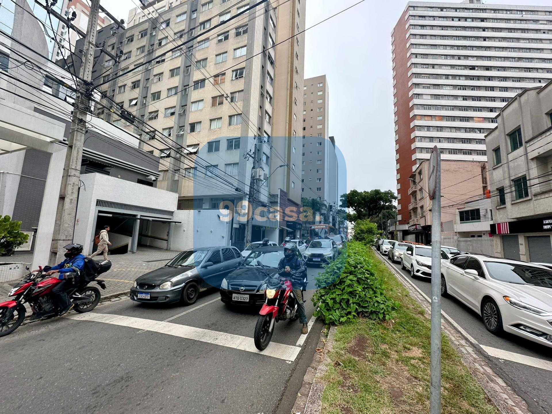 Sobreloja com 4 amplas salas  a 1 quadra do Shopping Curitiba