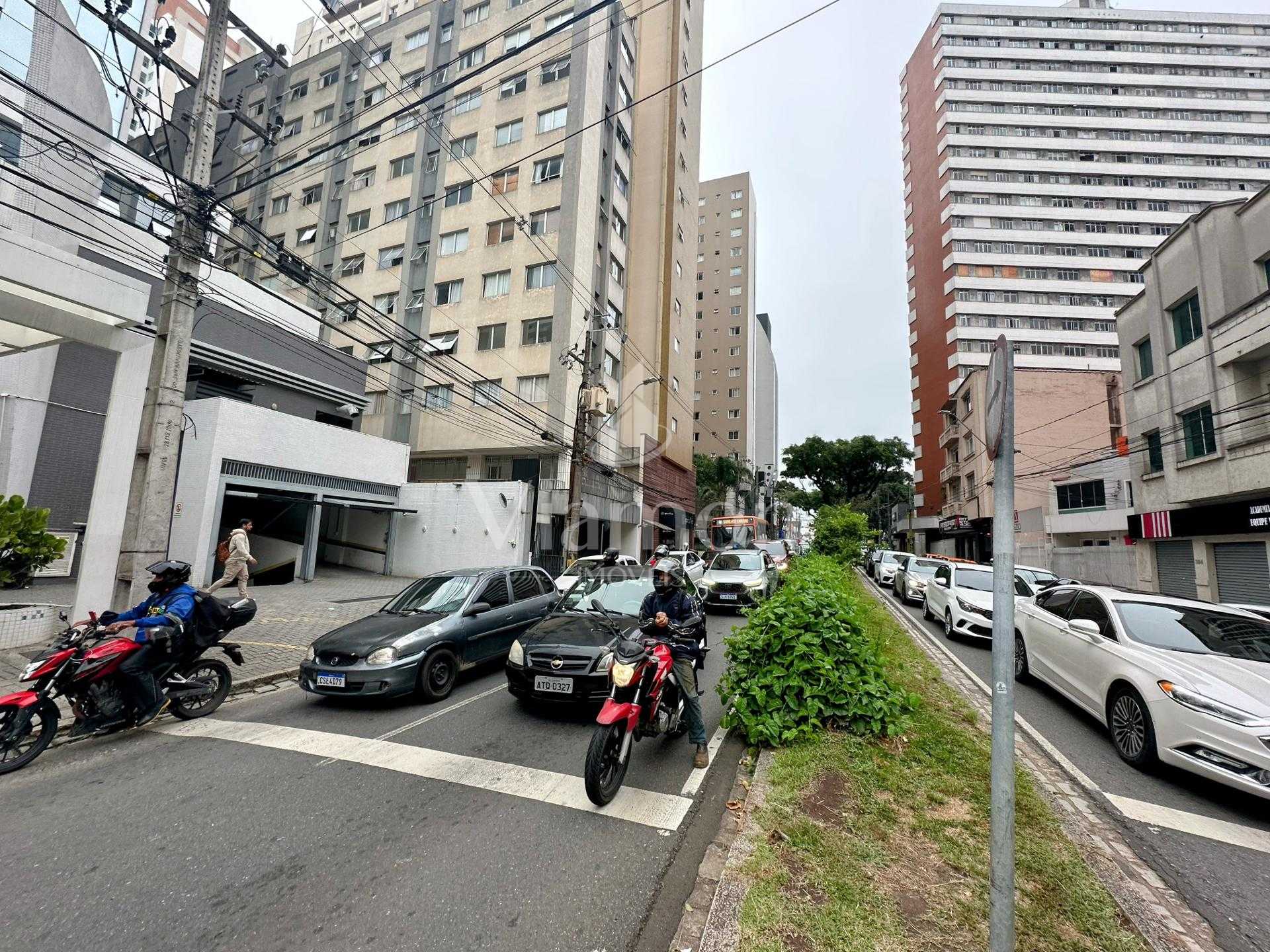 Sobreloja com 4 amplas salas  a 1 quadra do Shopping Curitiba