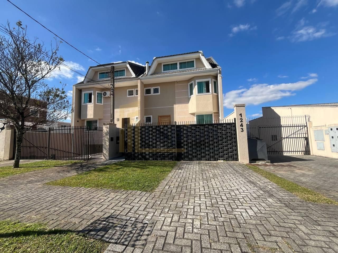 Linda Casa de 300m  com Ed?cula e Sal?o de Festas  Excelente L...