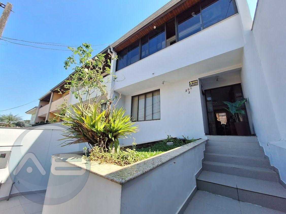 Sobrado Duplex no Bairro Uberaba, com ótima localização   CURI...