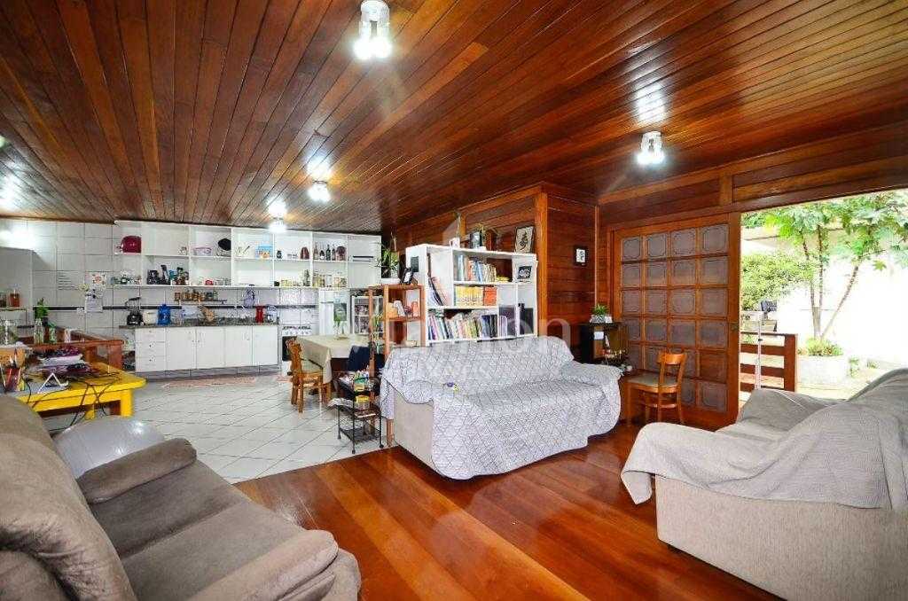 Casa com Galpão em Terreno ZR-2 à Venda | Barreirinha
