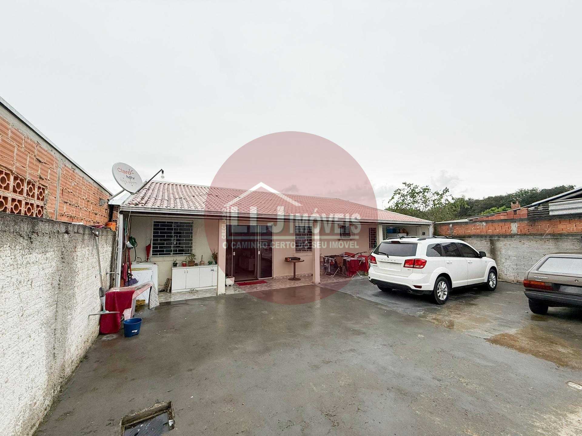 Casa térrea com terreno amplo e dois dormitórios em Fazenda Rio Grande PR