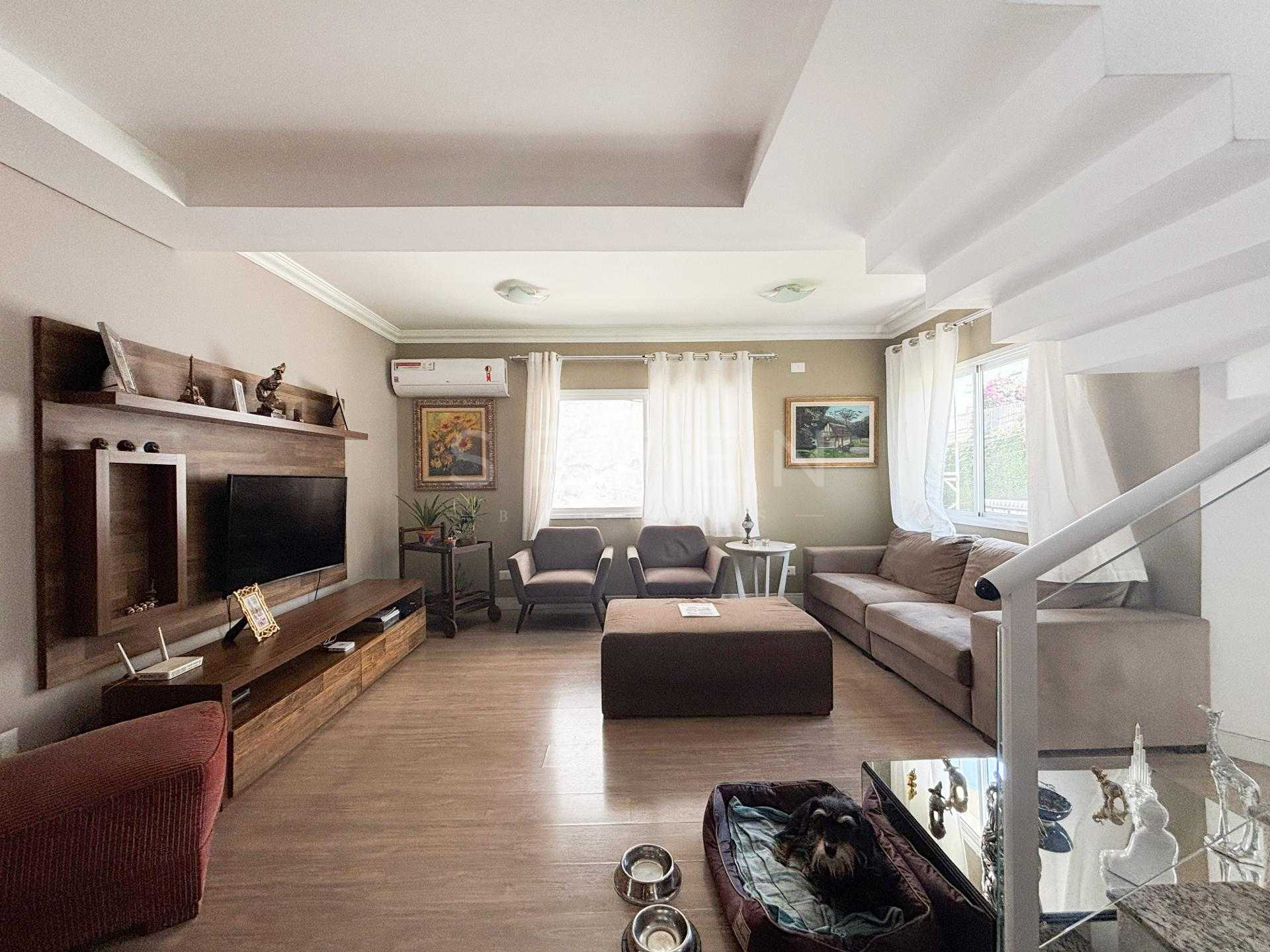 Sobrado 263m  | 3 Quartos, 1 Suíte e 5 Vagas | Condomínio Fech...