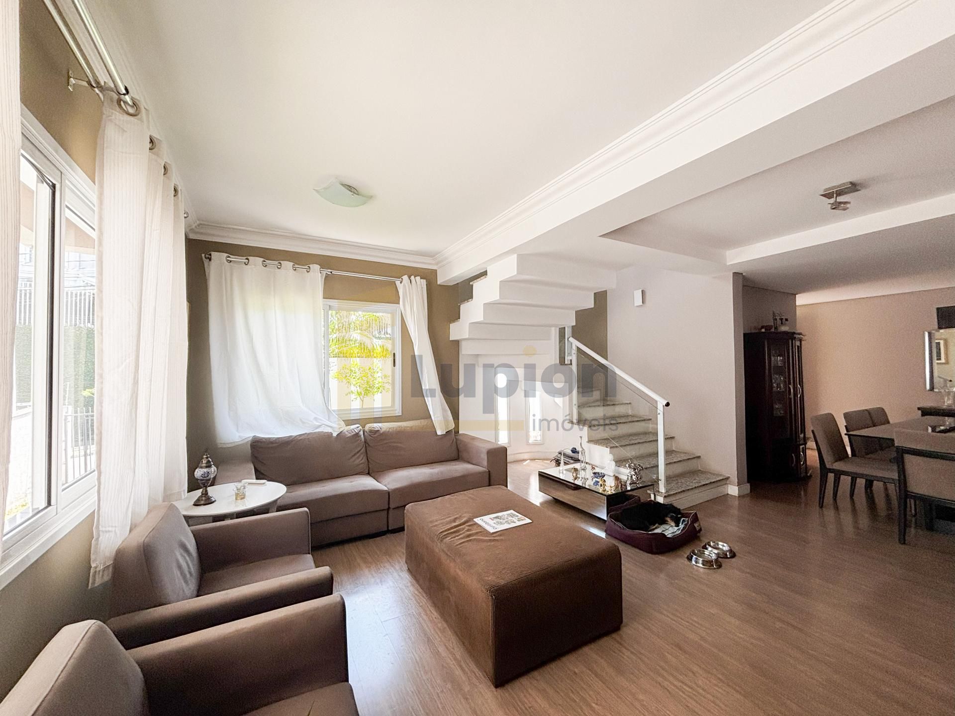 Sobrado 263m  | 3 Quartos, 1 Suíte e 5 Vagas | Condomínio Fech...