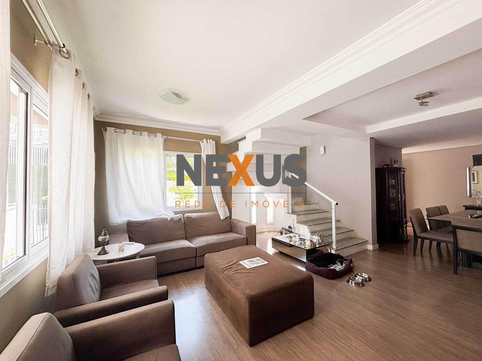 Sobrado 263m  | 3 Quartos, 1 Suíte e 5 Vagas | Condomínio Fech...