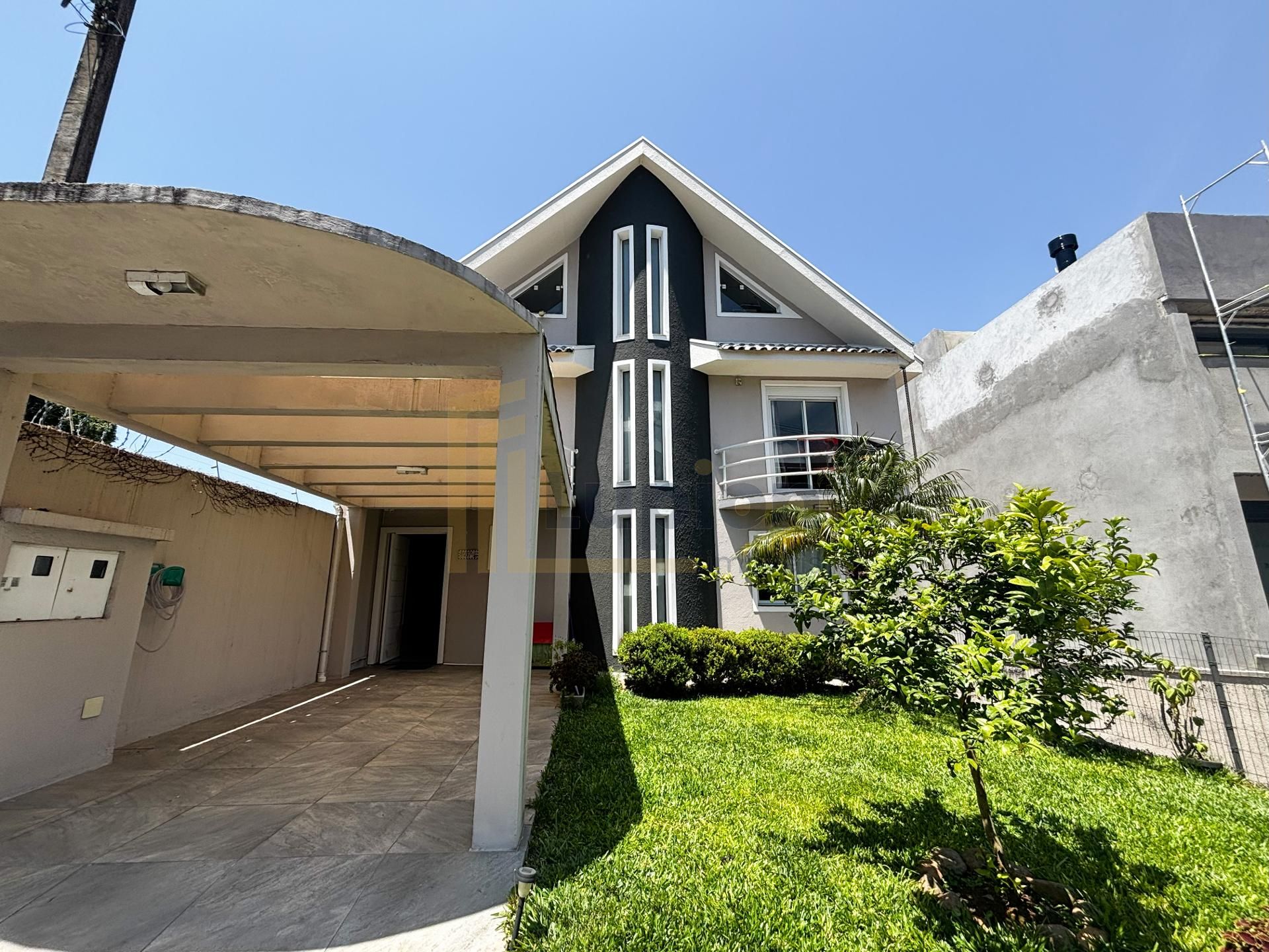 Sobrado 263m  | 3 Quartos, 1 Suíte e 5 Vagas | Condomínio Fech...