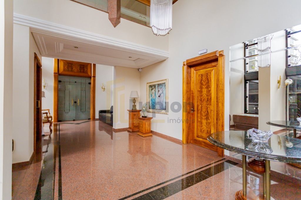 Apartamento à venda no Batel com 4 quartos, incluindo 2 suítes...