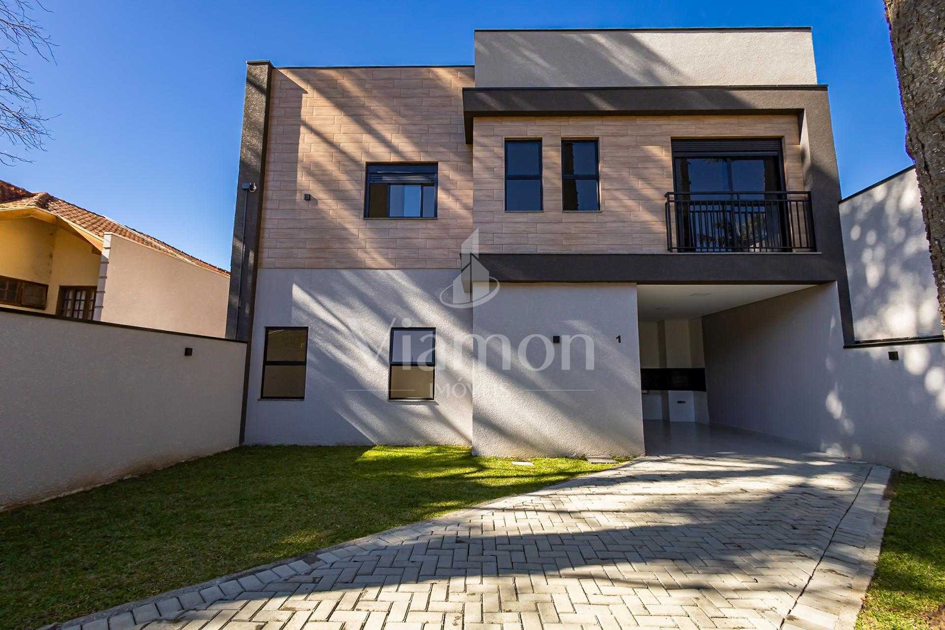 Sobrado novo à venda no Santa Cândida  3 Suítes e 3 Vagas