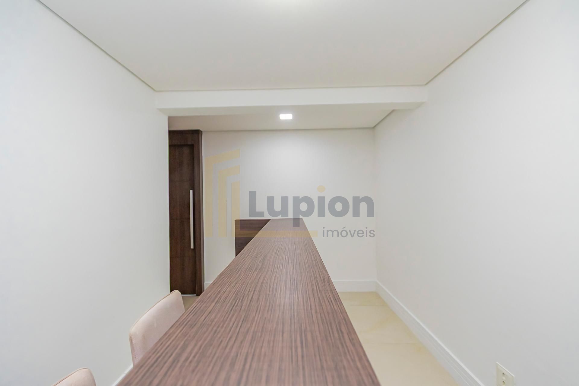 Sala comercial à venda no Centro de Curitiba - Com estacioname...