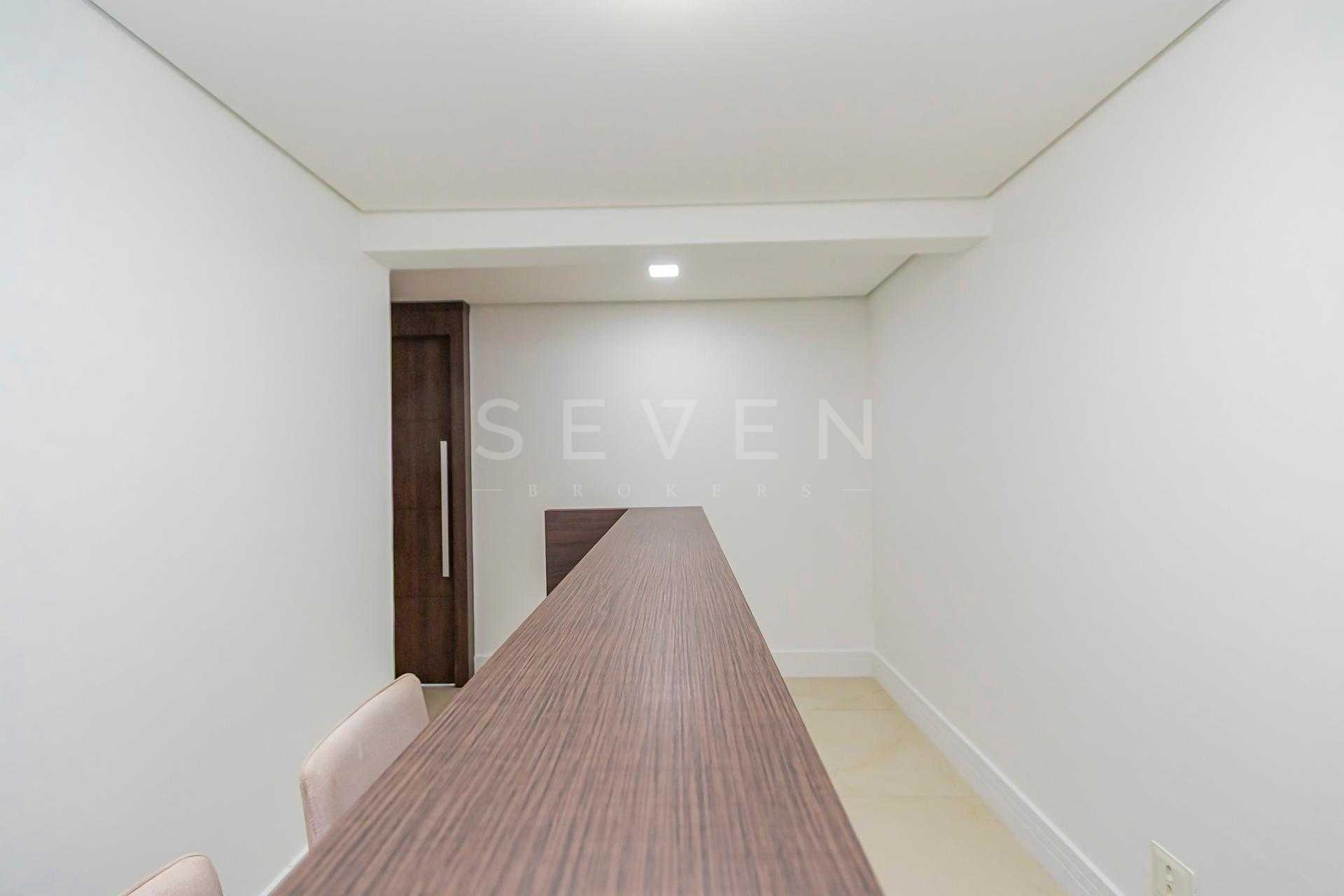 Sala comercial à venda no Centro de Curitiba - Com estacioname...