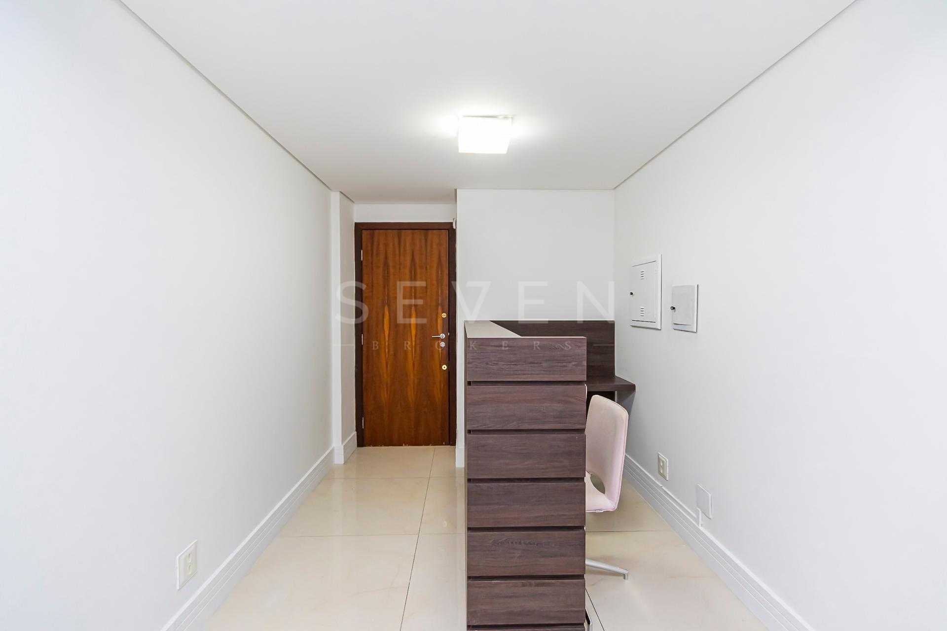 Sala comercial à venda no Centro de Curitiba - Com estacioname...