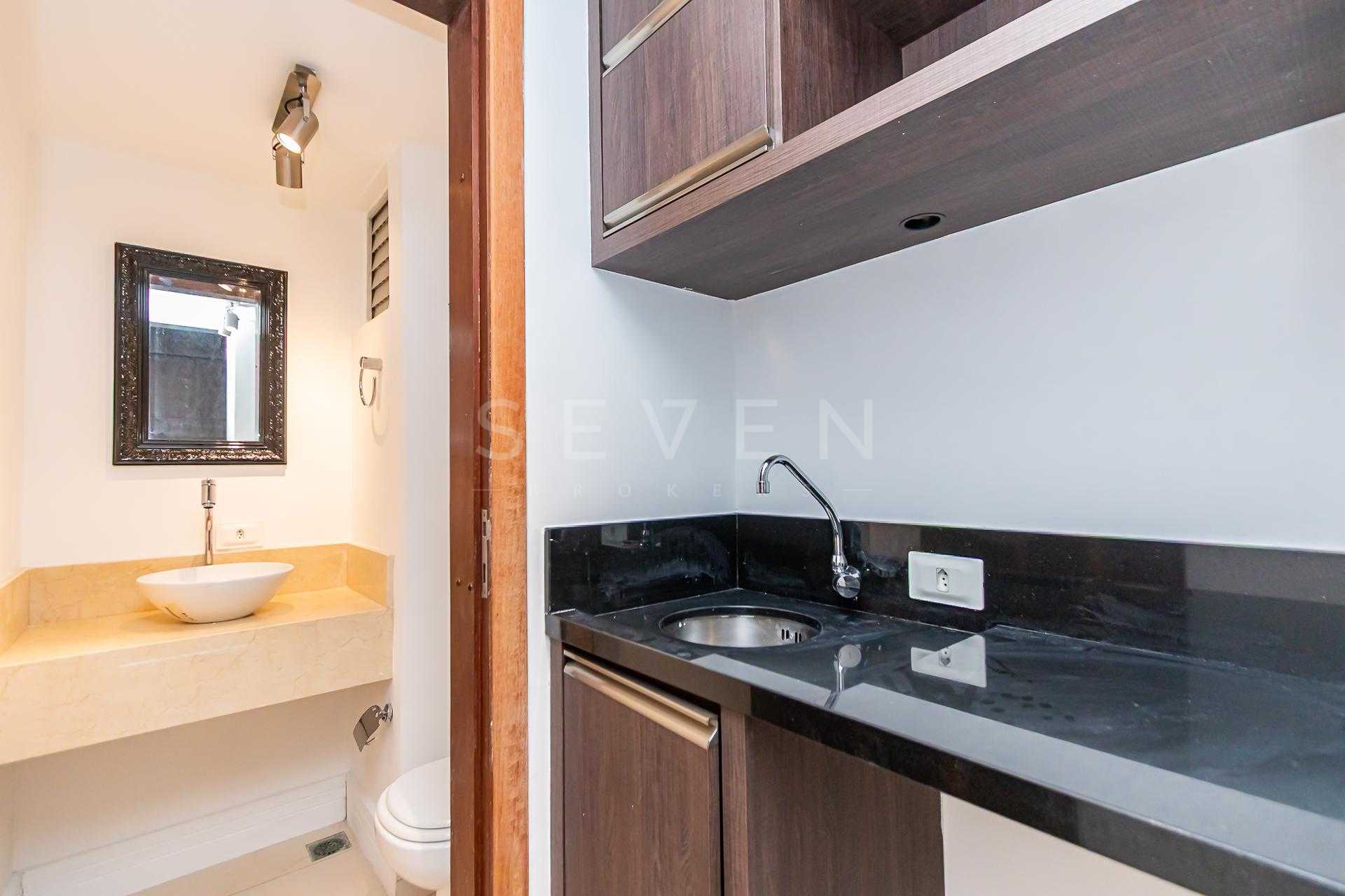 Sala comercial à venda no Centro de Curitiba - Com estacioname...