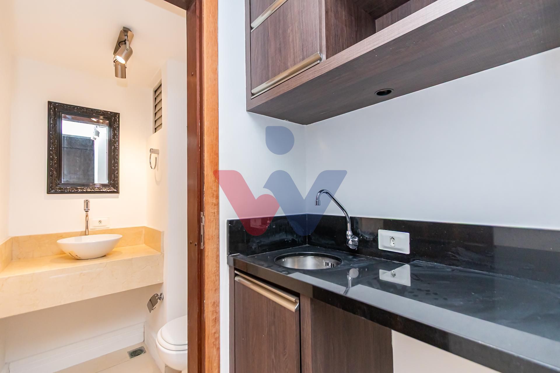 Sala comercial à venda no Centro de Curitiba - Com estacioname...