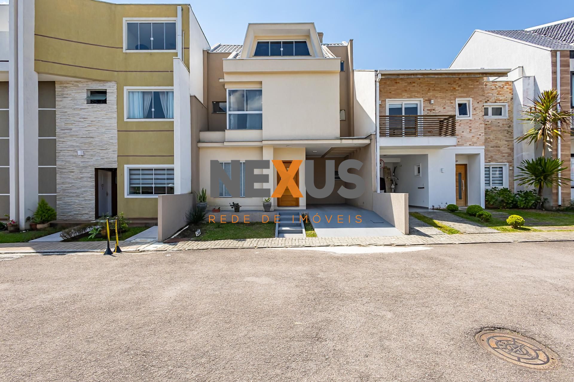 Sobrado à Venda no Vista Alegre em condomínio fechado - CURITI...