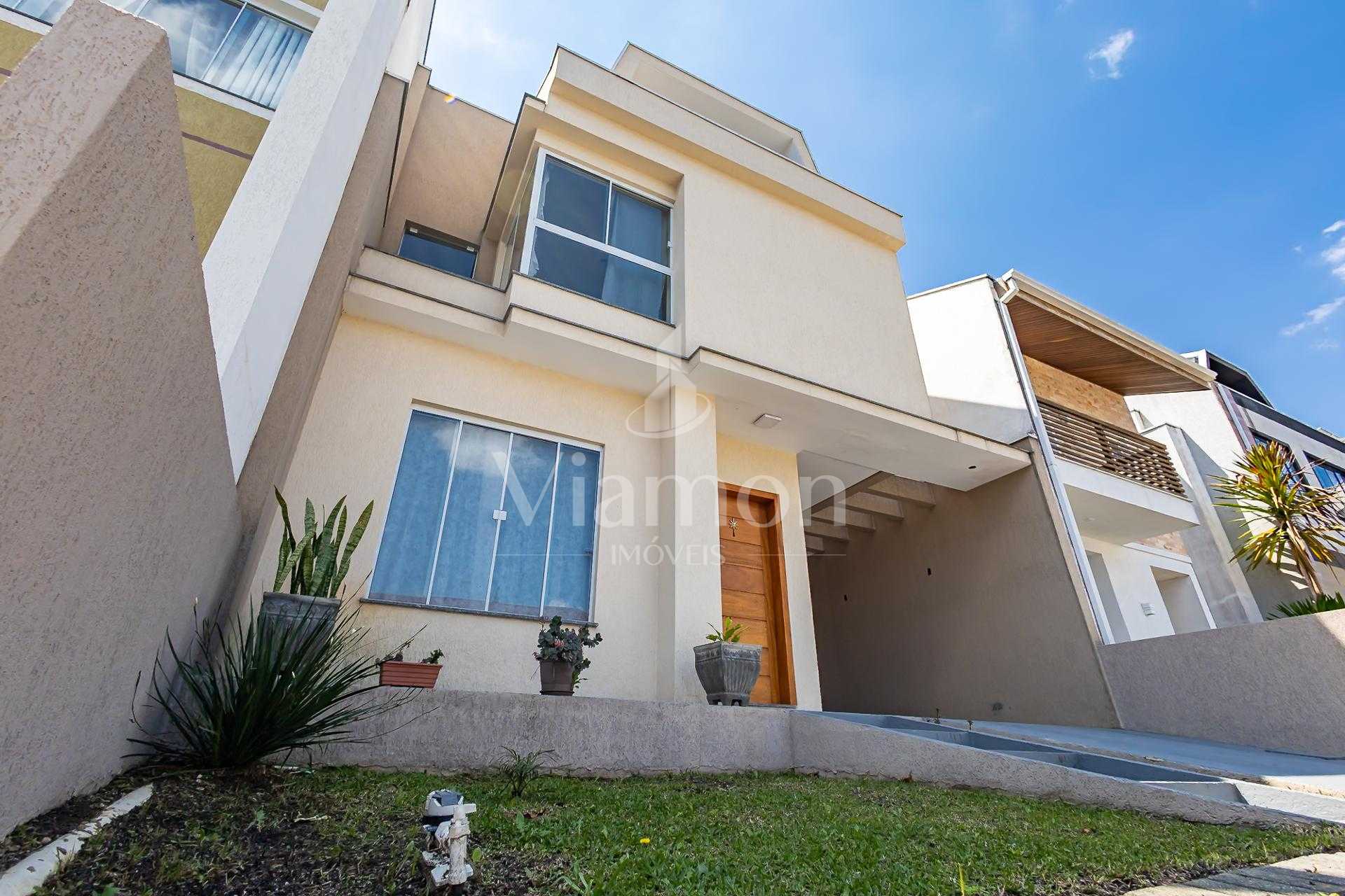 Sobrado à Venda no Vista Alegre em condomínio fechado - CURITI...