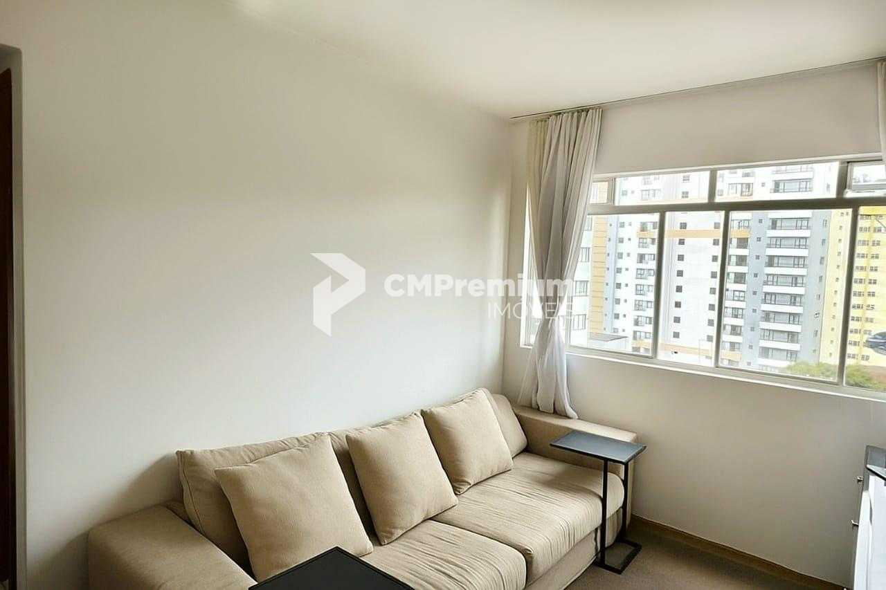 Apartamento ensolarado com vaga de garagem no Centro de Curitiba