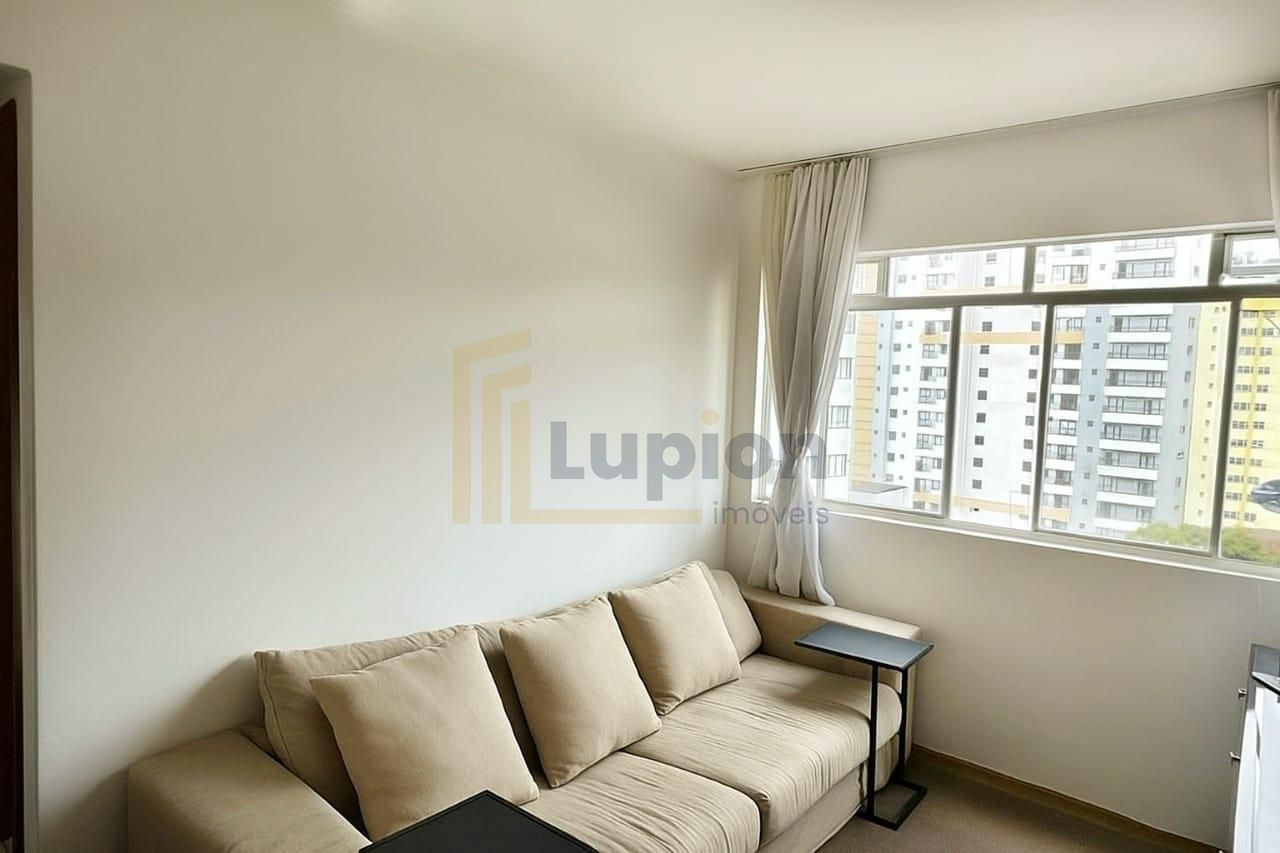 Apartamento ensolarado com vaga de garagem no Centro de Curitiba